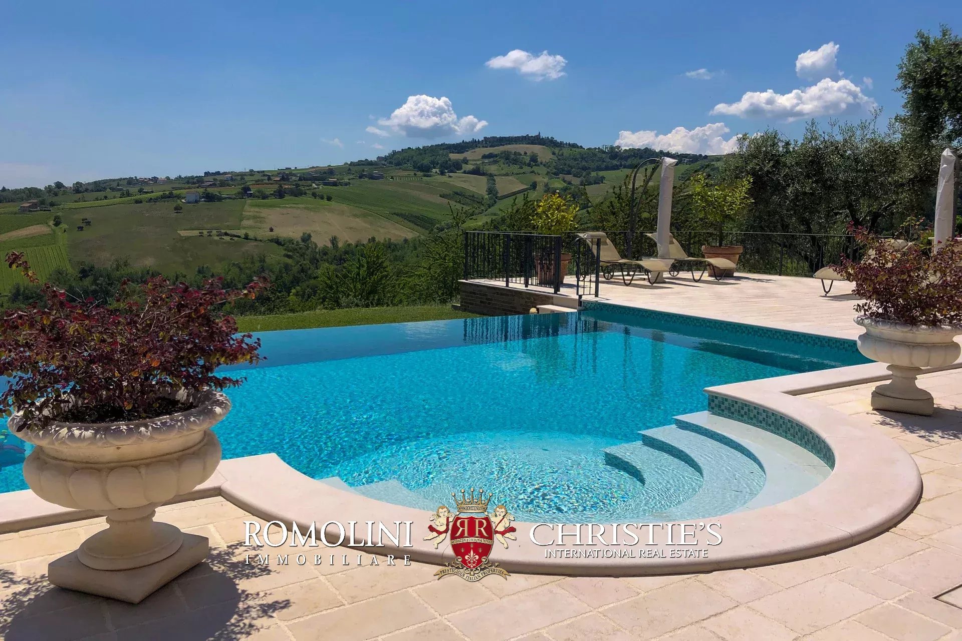 13 Bedroom Vineyard's Image 7