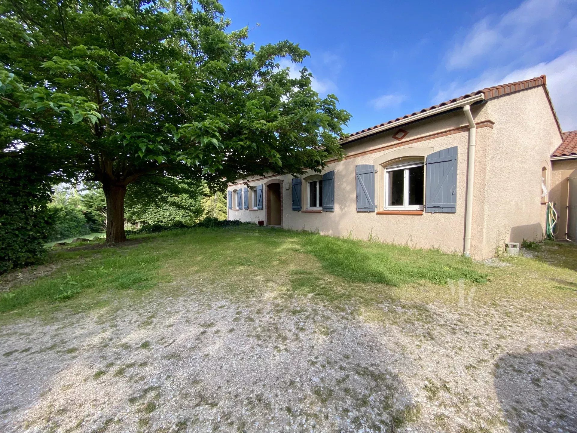 7 kms Villefranche, villa 4 ch et double garage sur un terrain de 2500 m2