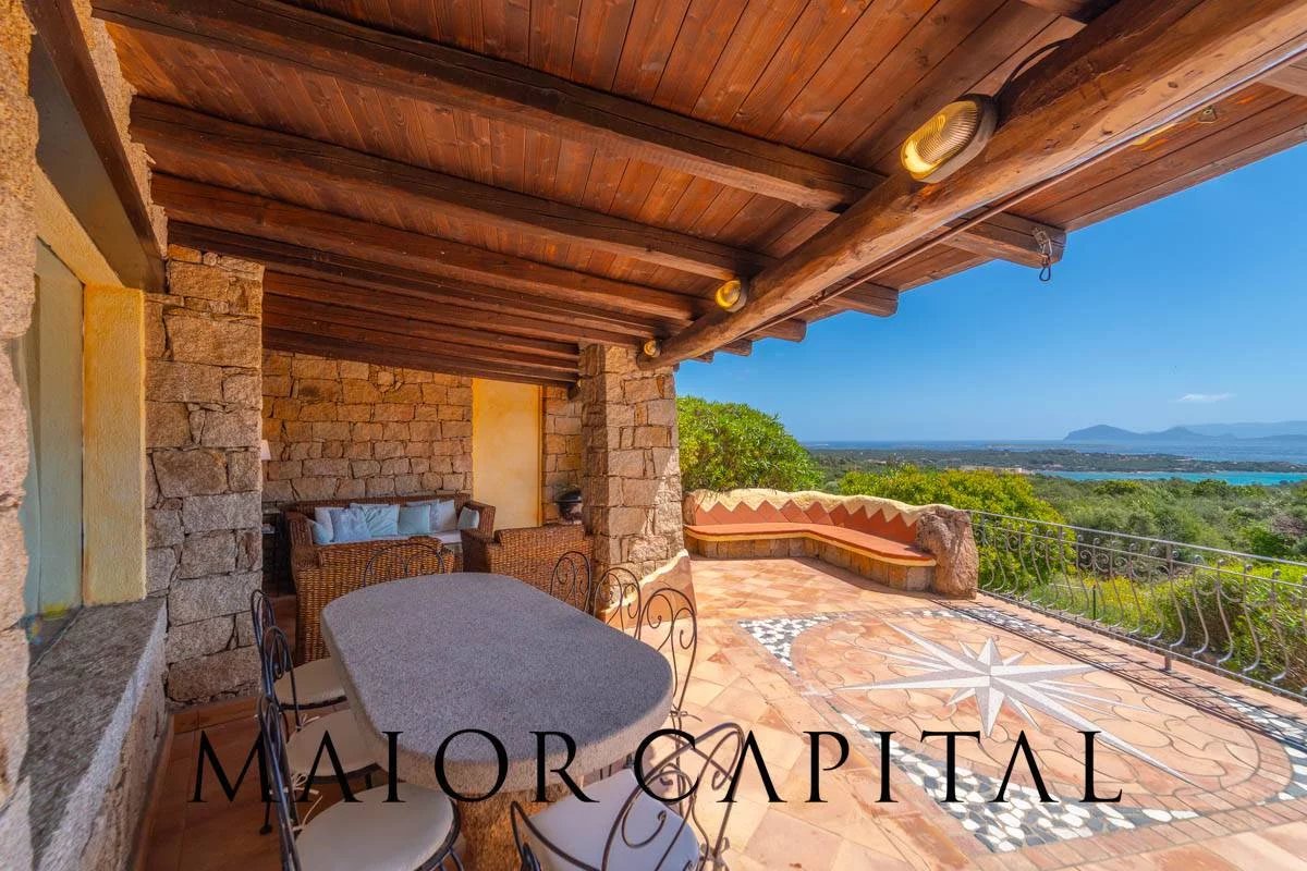 Porto Cervo | Li Liccioli | Villa caposchiera con giardino, terrazza vista mare e piscina
