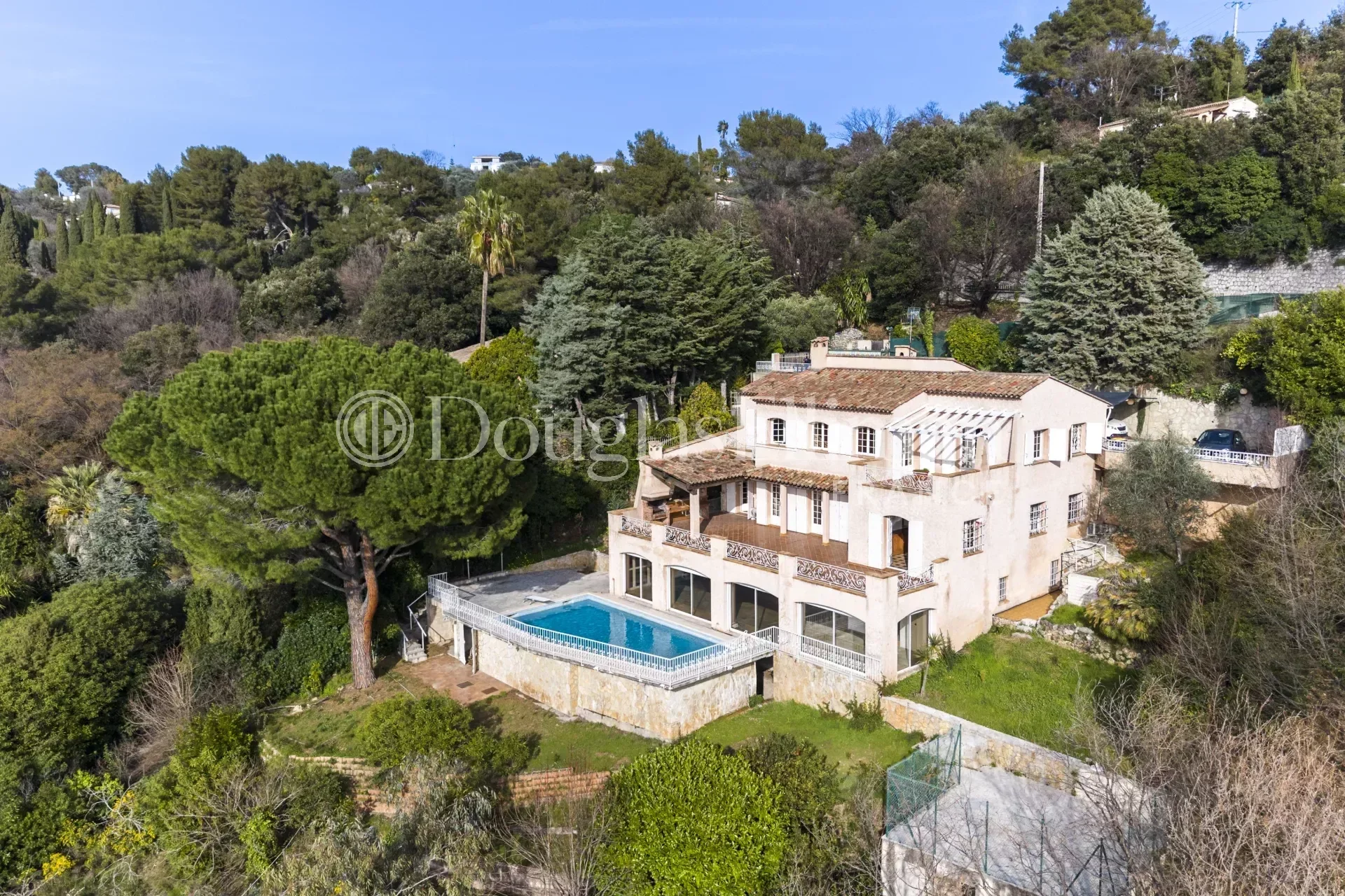 SAINT-PAUL-DE-VENCE : Villa de 375m2 vue panoramique à rénover - Image nᵒ2
