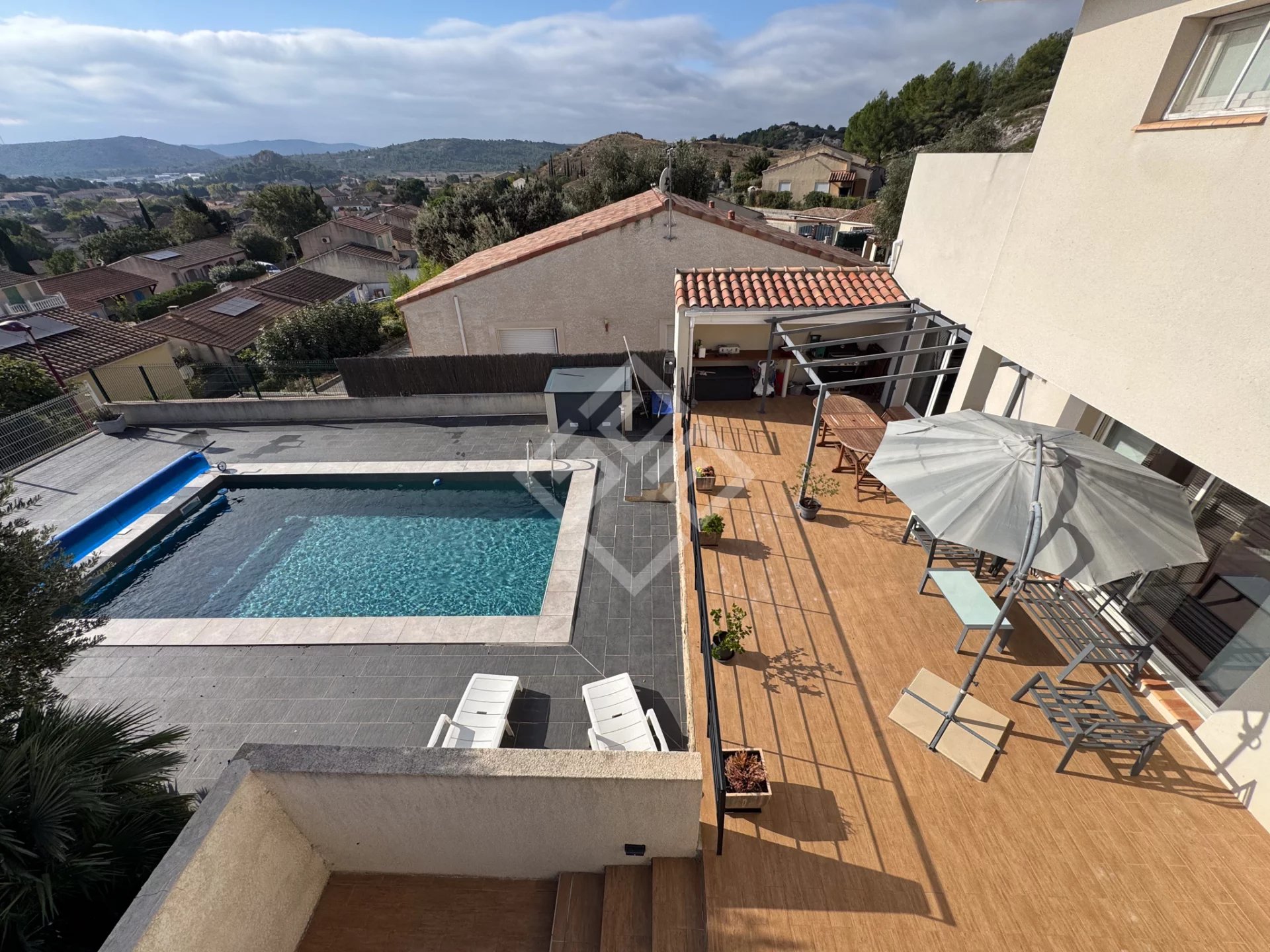 Villa contemporaine avec vue panoramique et piscine