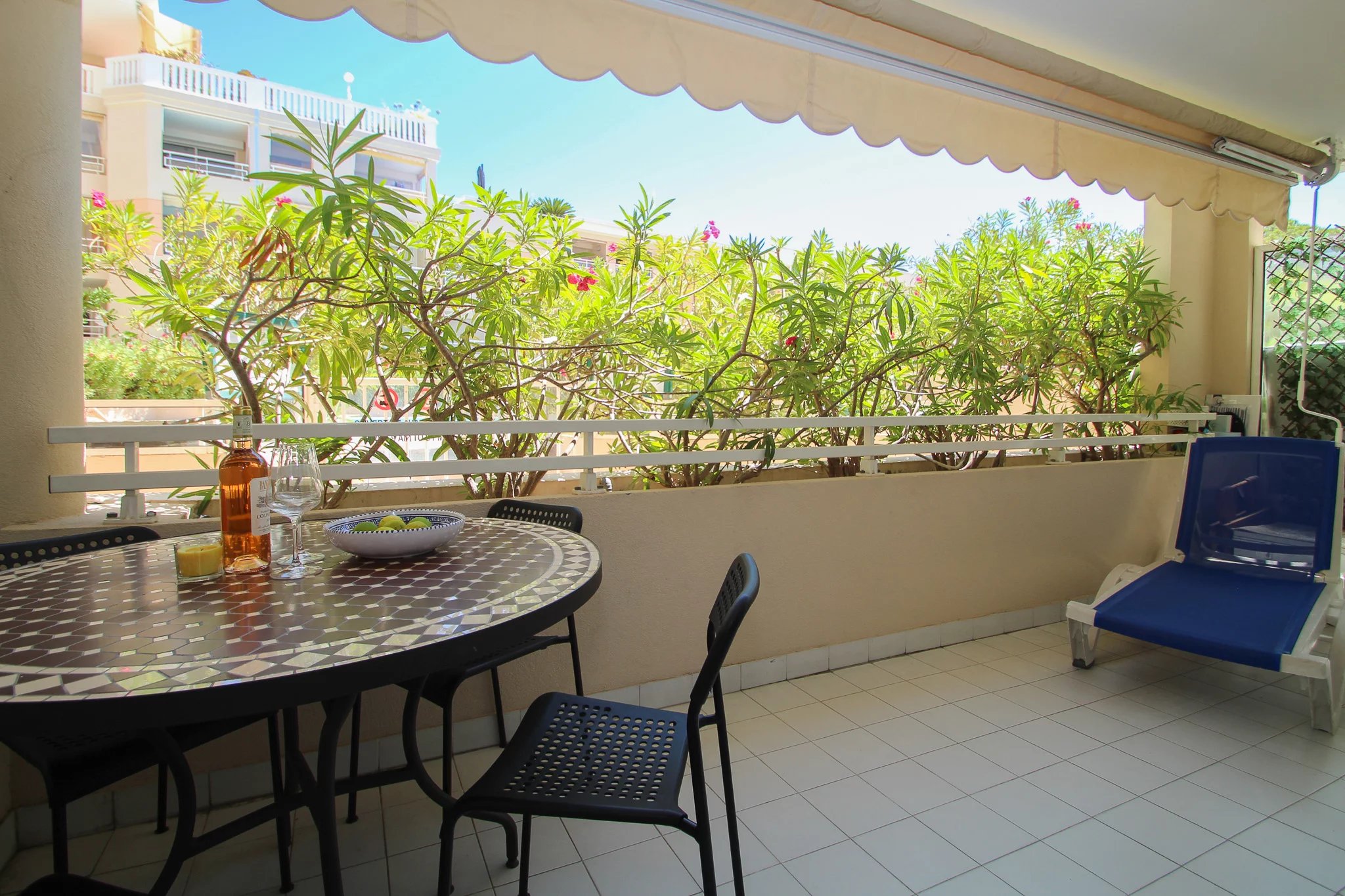 Charmant appartement 2 pièces de plain-pied (avec parking) à deux pas de la mer  Golfe-Juan