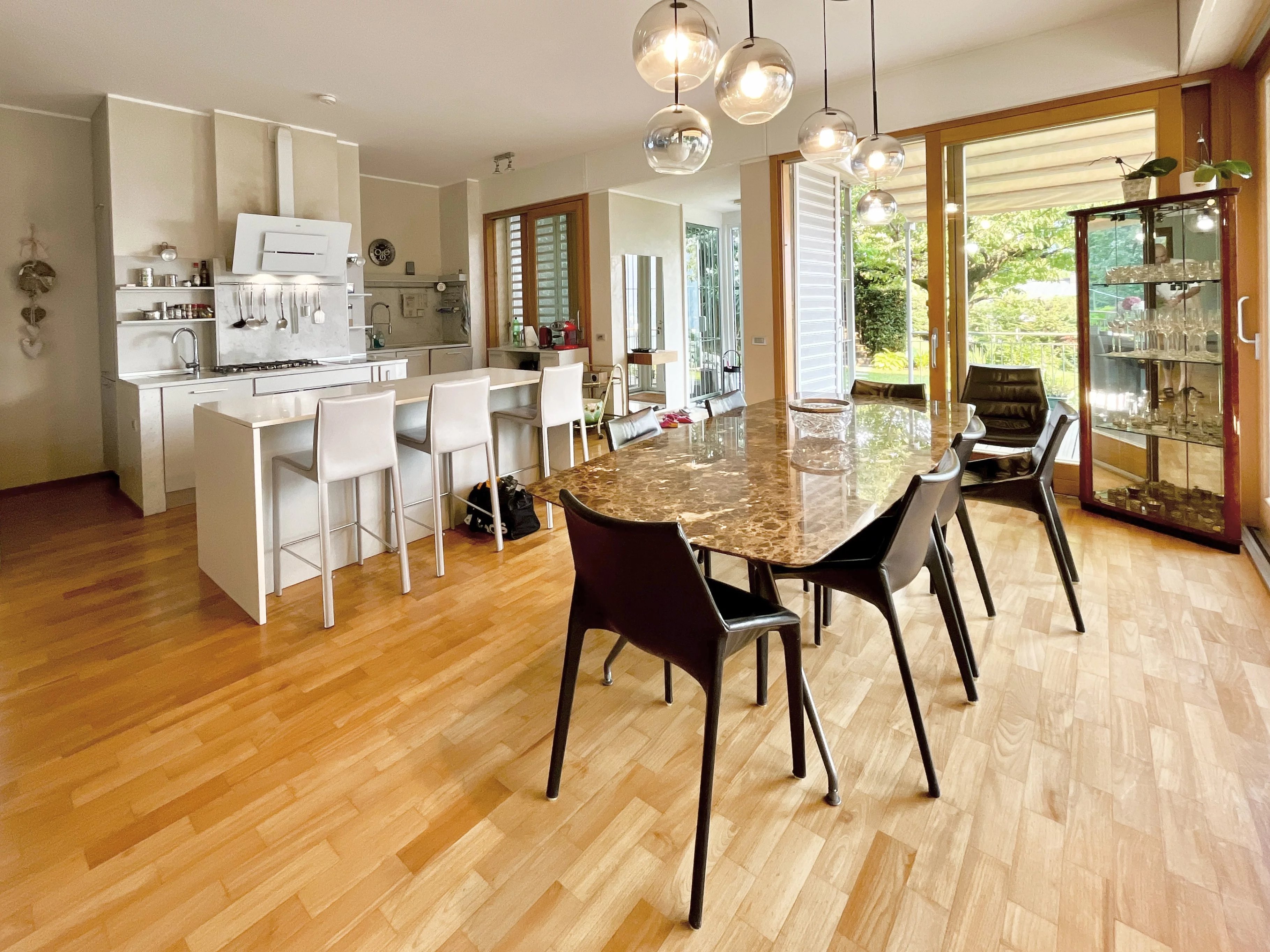 Appartement avec Plafonds Hauts, Baies Vitrées Panoramiques et Jardin Privé au Cœur de Cernobbio - picture 10 title=