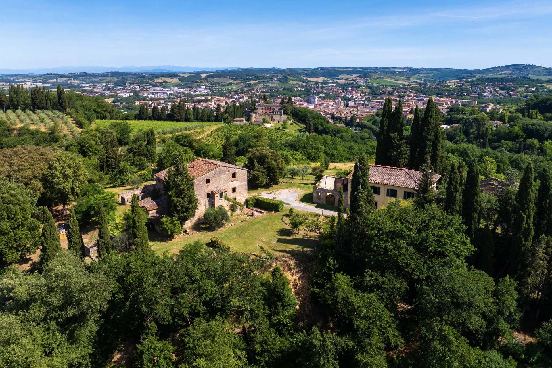 ANTICO BORGO IN VENDITA A SIENA, TOSCANA