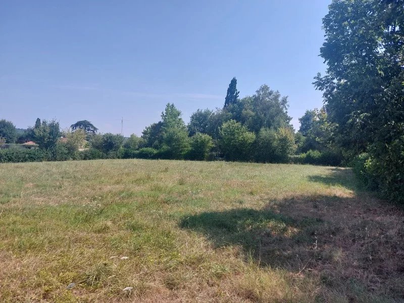 Terrain constructible d’une superficie de 2267 m²