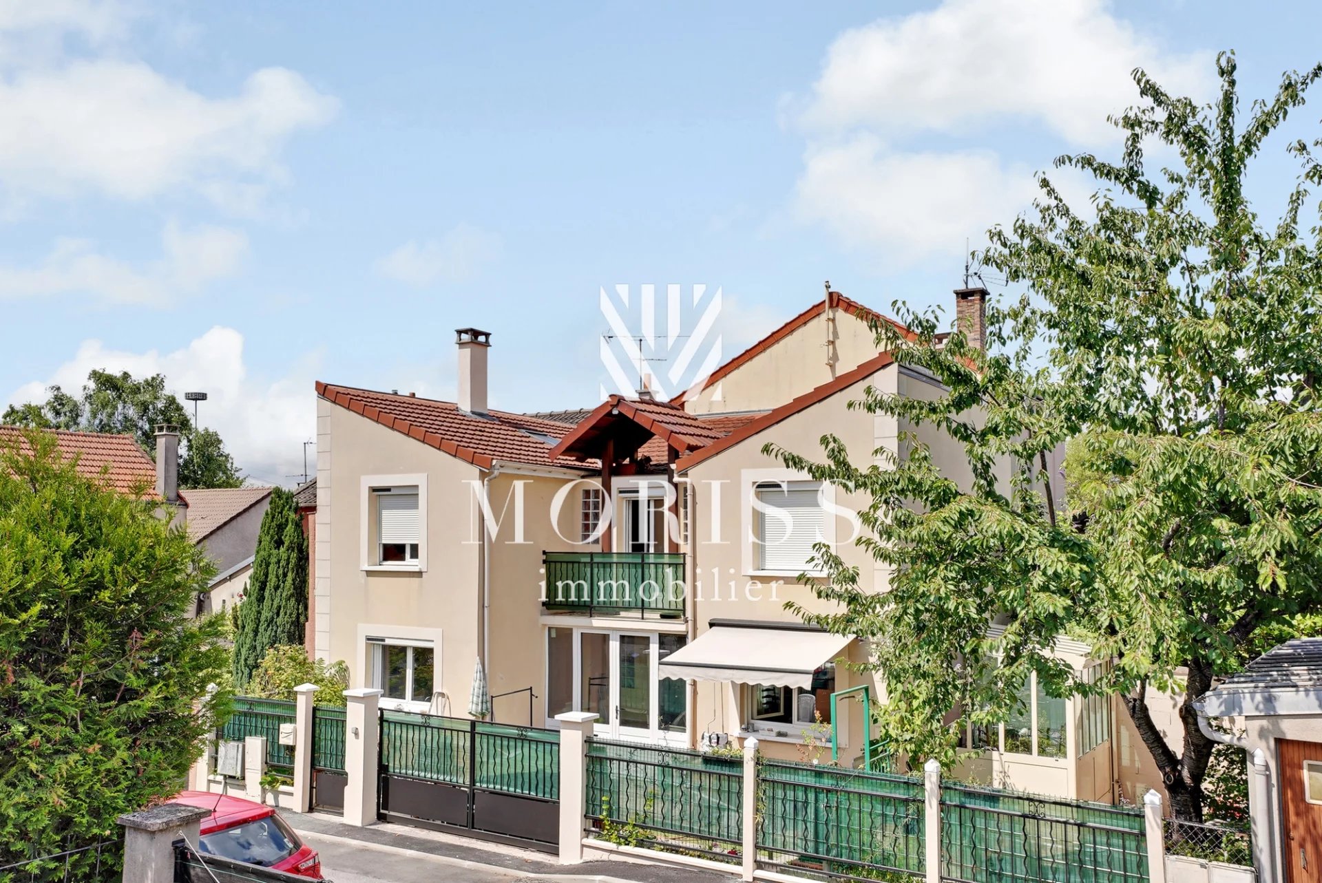 Maison en très bon état avec sous sol total jardin box parking - Image Array