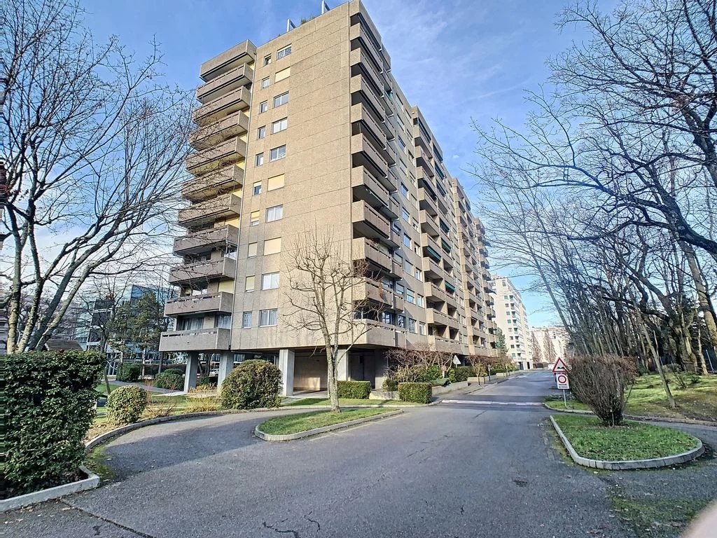Bel appartement traversant dans le quartier de Champel, à 10mn du Centre ville.