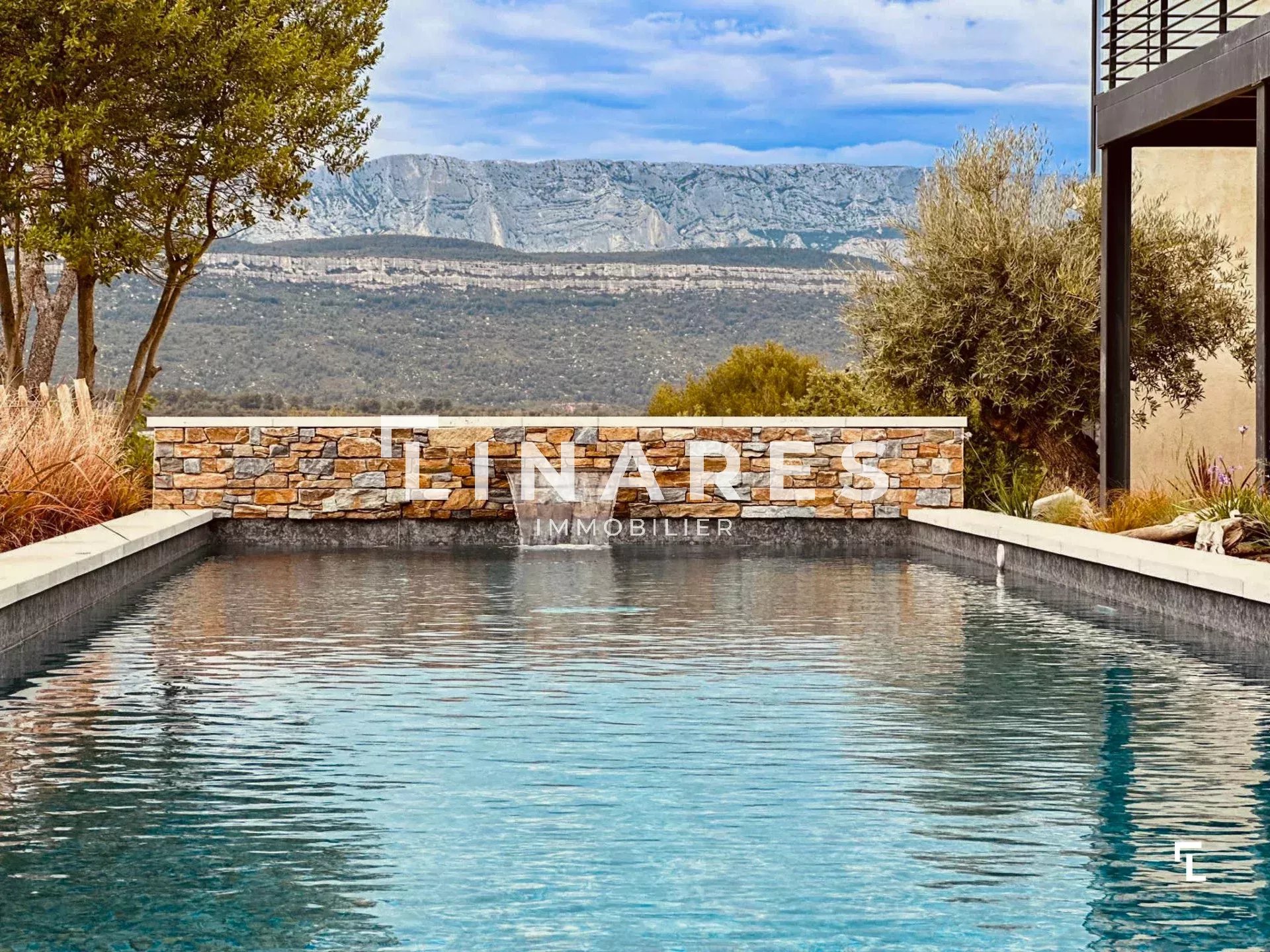 DESIGN & VIEW - Villa T7 de 250m2 - Vue Sainte Victoire - Terrain 2470m2 - Piscine - 13710 FUVEAU