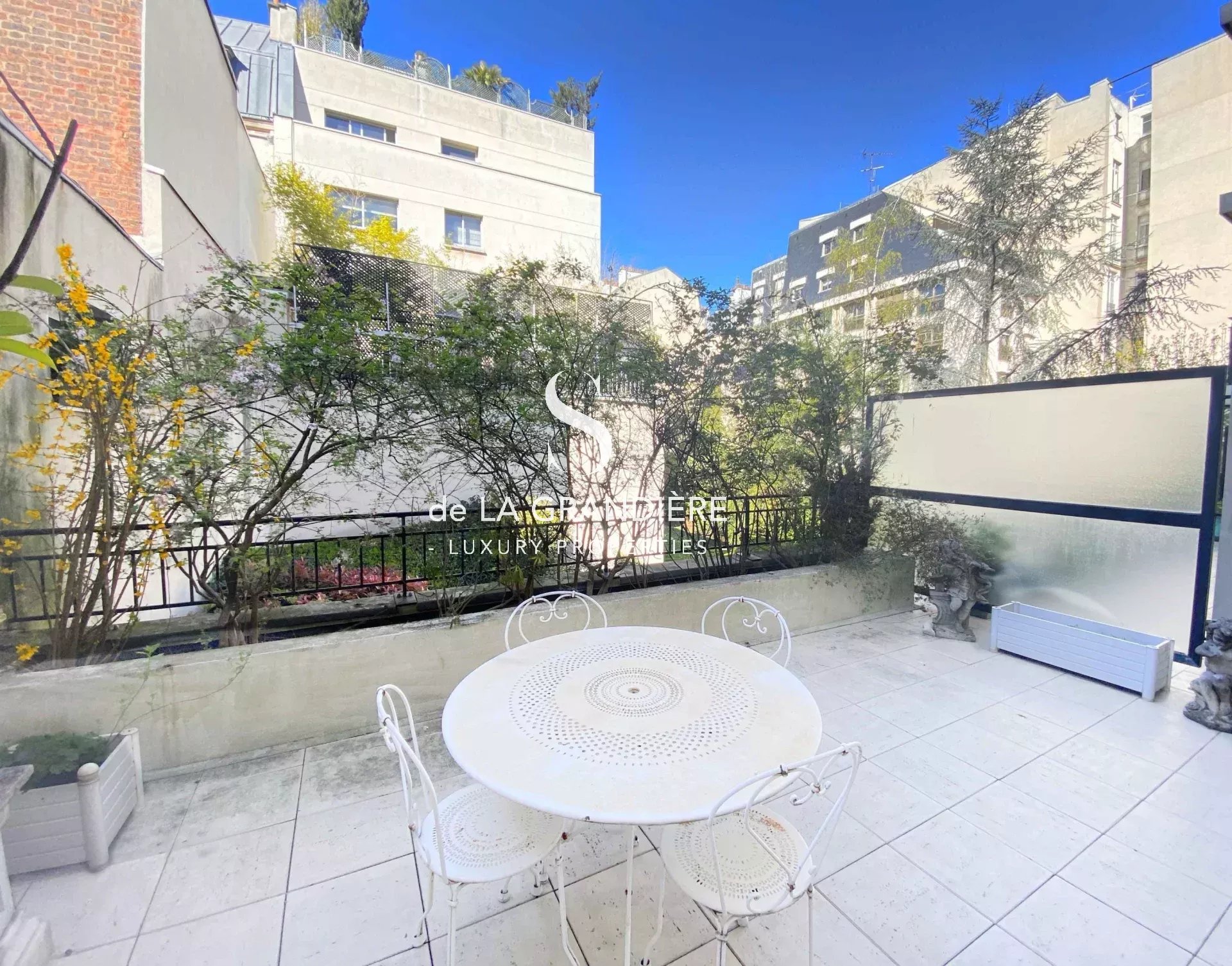 Paris 16ème - Trocadero rue de Longchamp - 92m2 avec terrasse et parking