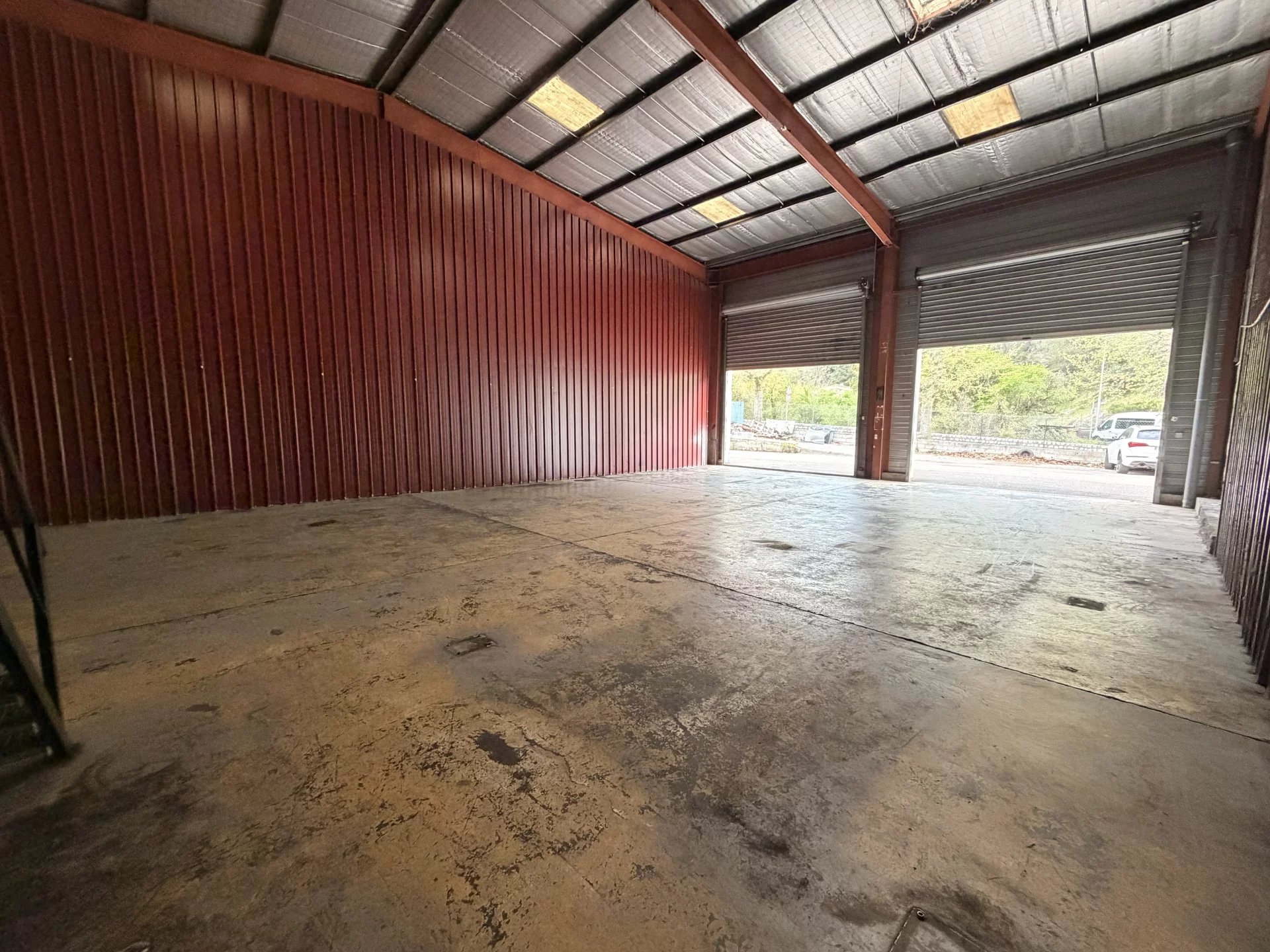 Entrepôt de 266m² + Mezzanine + 4 parkings