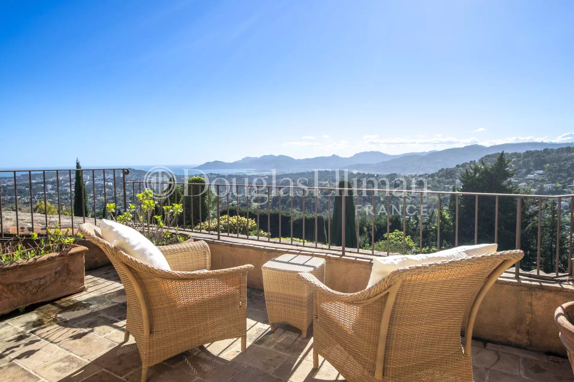 MOUGINS – Vue Mer et à pied du Vieux Village. - Image nᵒ3