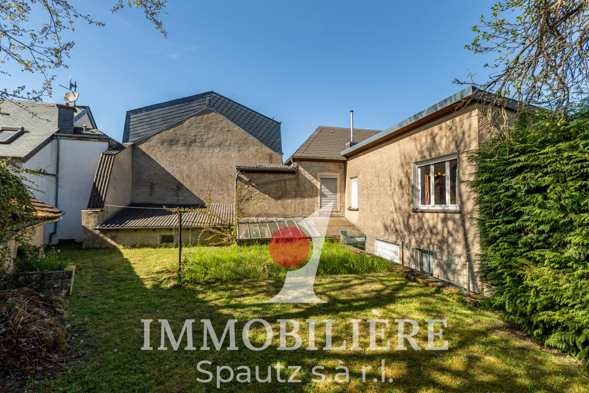 A VENDRE – Maison mitoyenne à rénover avec jardin – Ancien café-bar