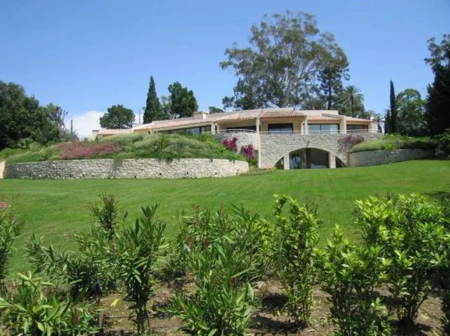 CONTEMPORARY VILLA WITH SEA VIEW