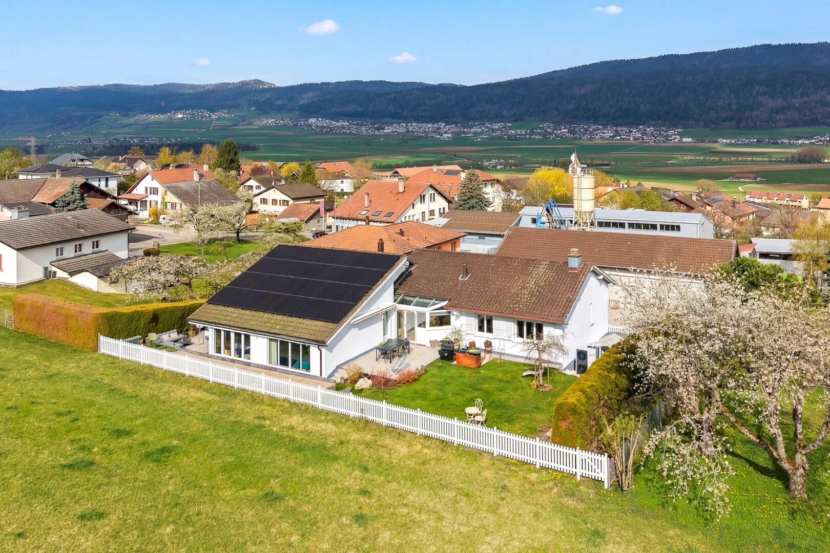 Villa d’exception avec piscine intérieure, terrasses panoramiques et écrin de verdure
