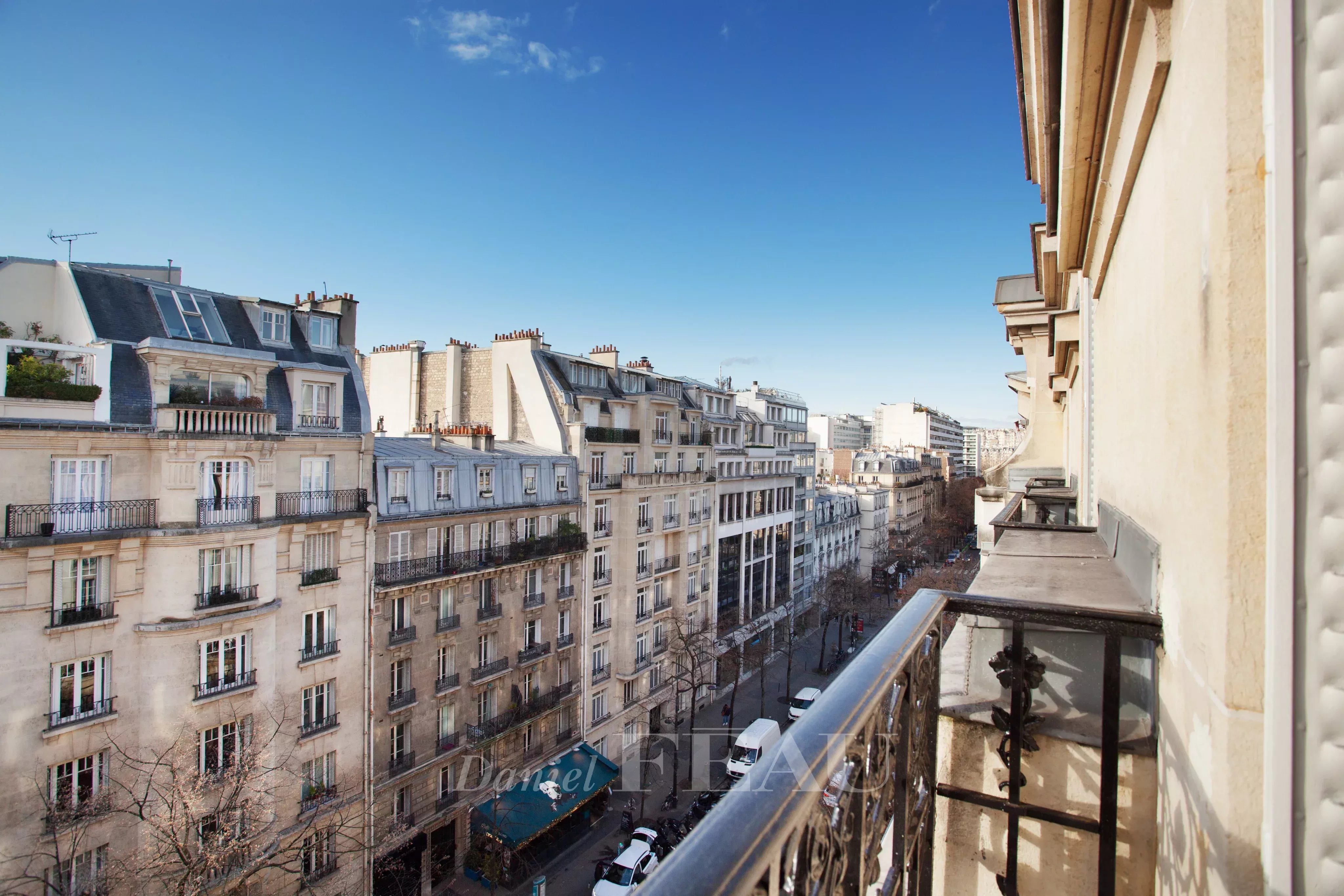 Paris 7th District – A bright 2-bed apartment with a balcony