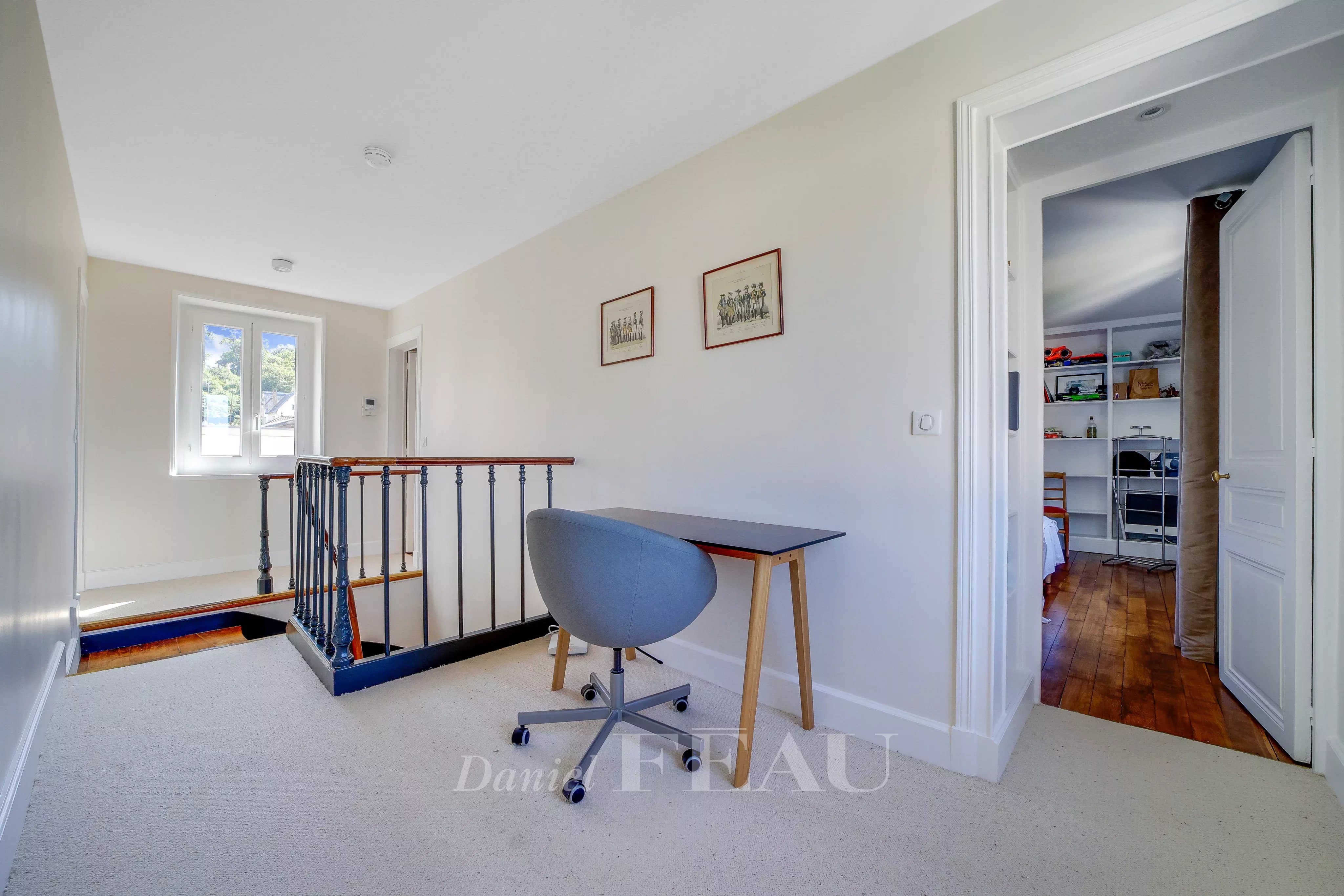 Pièce palière avec coin bureau