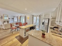 Saint Tropez 3 bedroom apartment Place des Lices for sale — photo 3 of 7