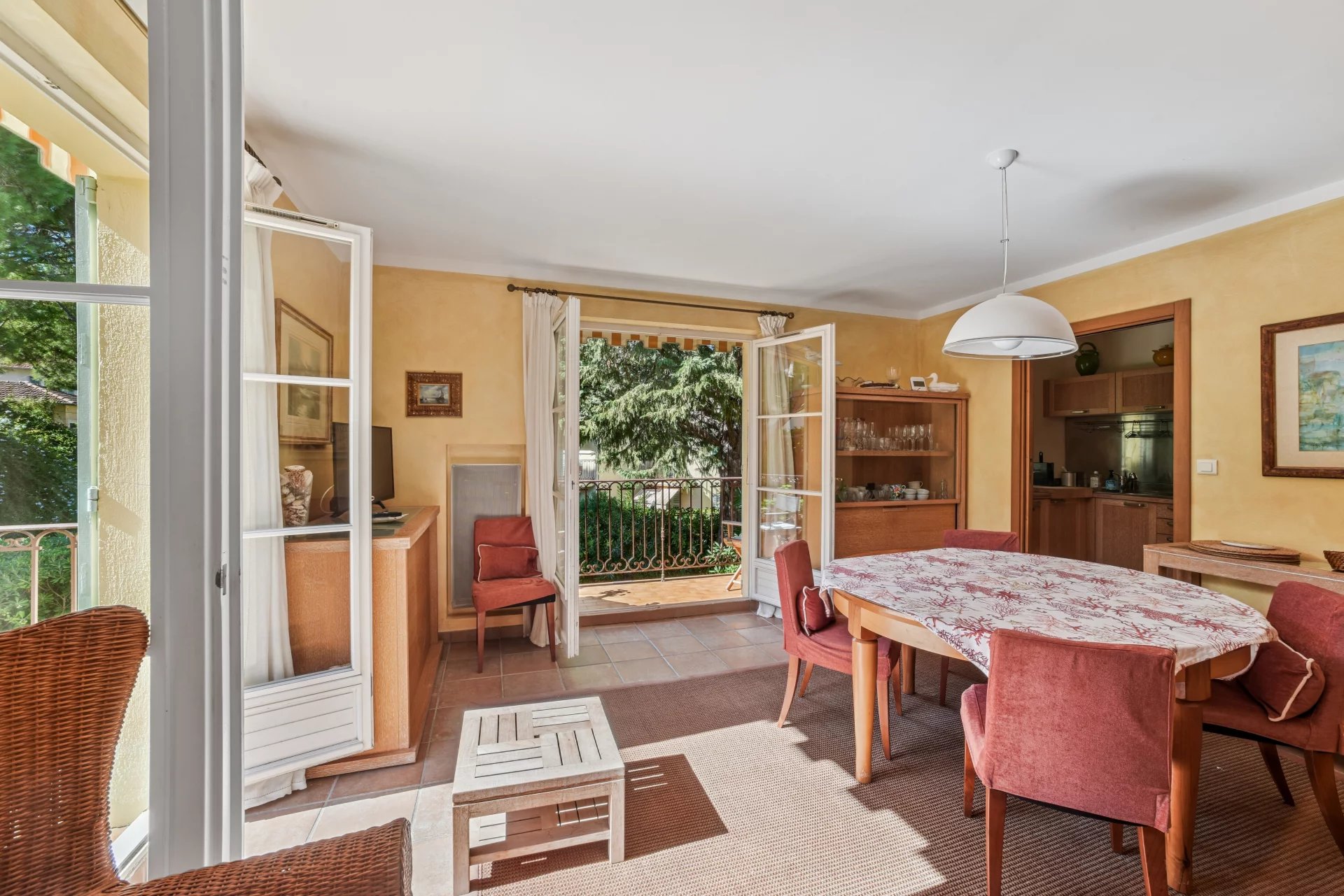 Central 3-bedroom apartment with three balconies