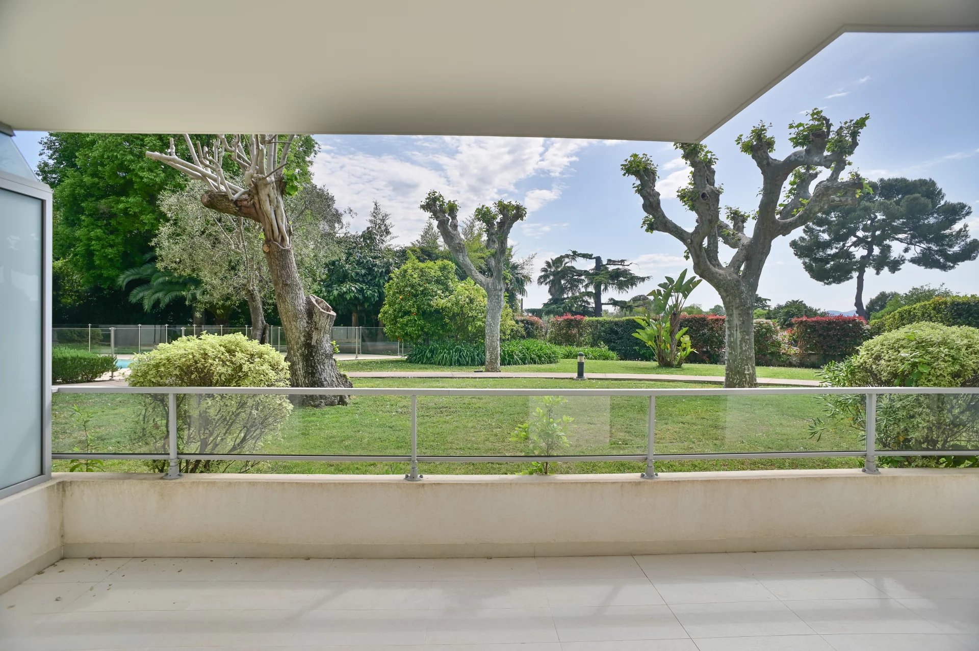 SOLE AGENT - Cannes Montrose. Recent and beautiful 1 bedroom flat with terrace, pool and underground parking and Pool