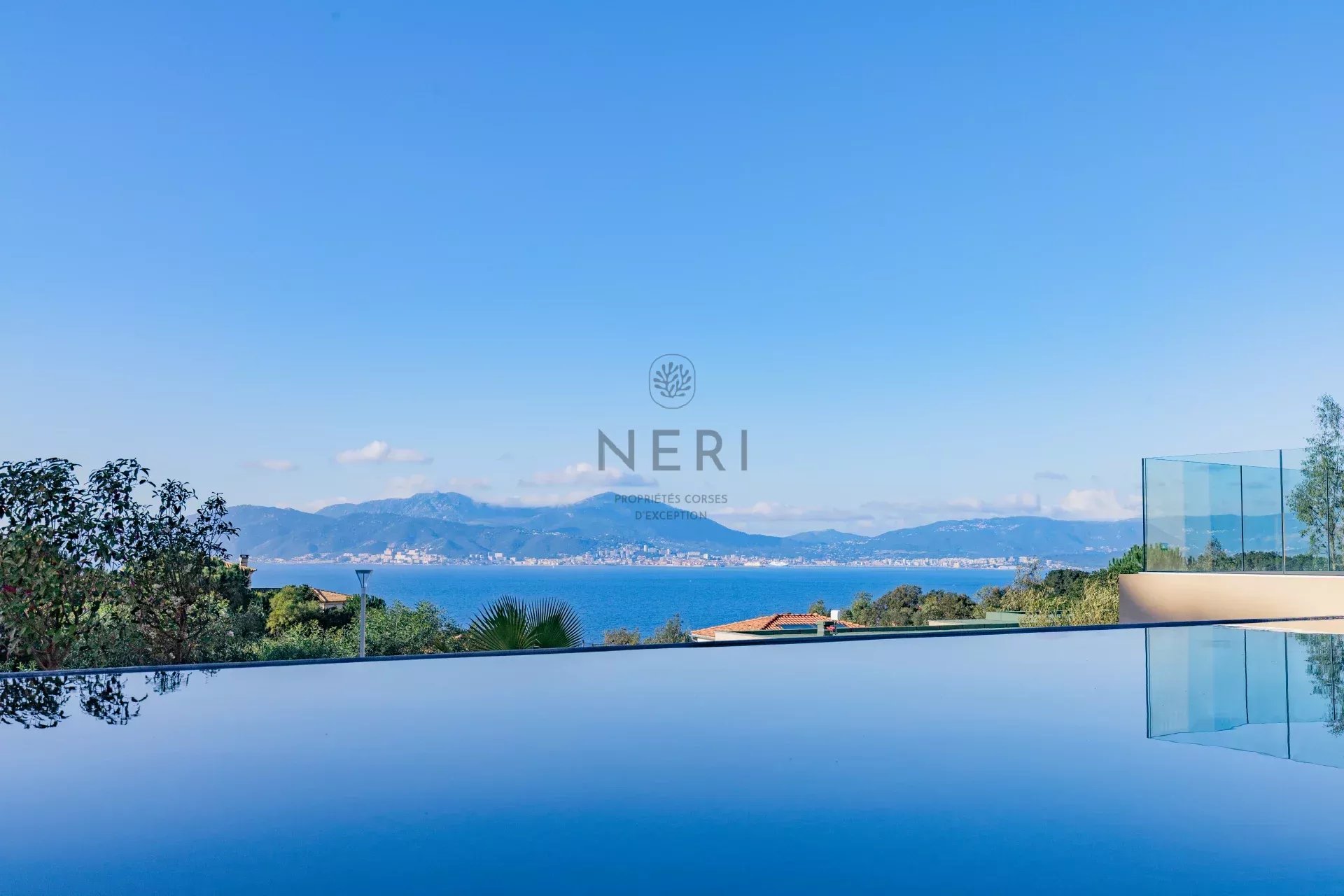 Villa Thaïs // Entre mer et maquis