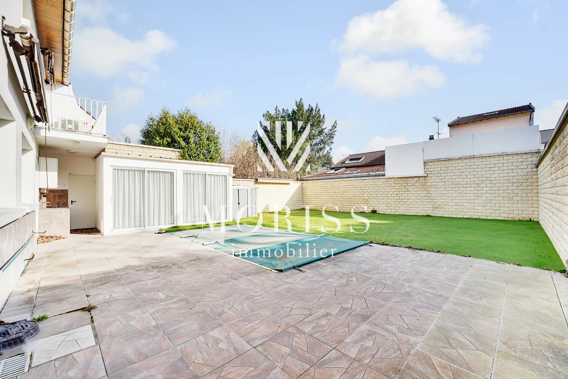 Les pavillons sous bois Maison en R+1 jardin, terrasse et piscin - Image Array