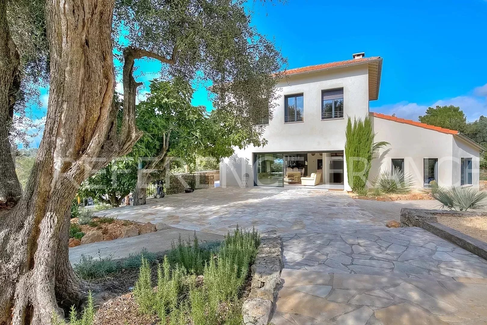 NICE RENOVATED VILLA NEXT TO THE POND OF FONTMERLE.