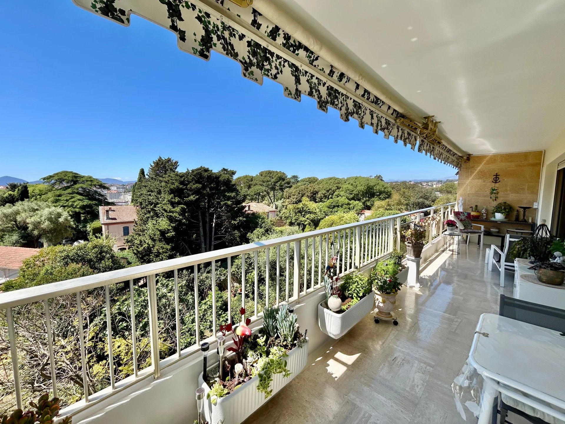Montrose – Top floor with terrace, bright 4-room apartment with double garage