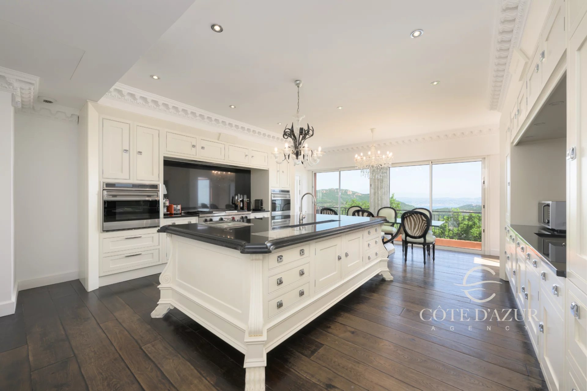 Exceptional property with panoramic sea views 11
