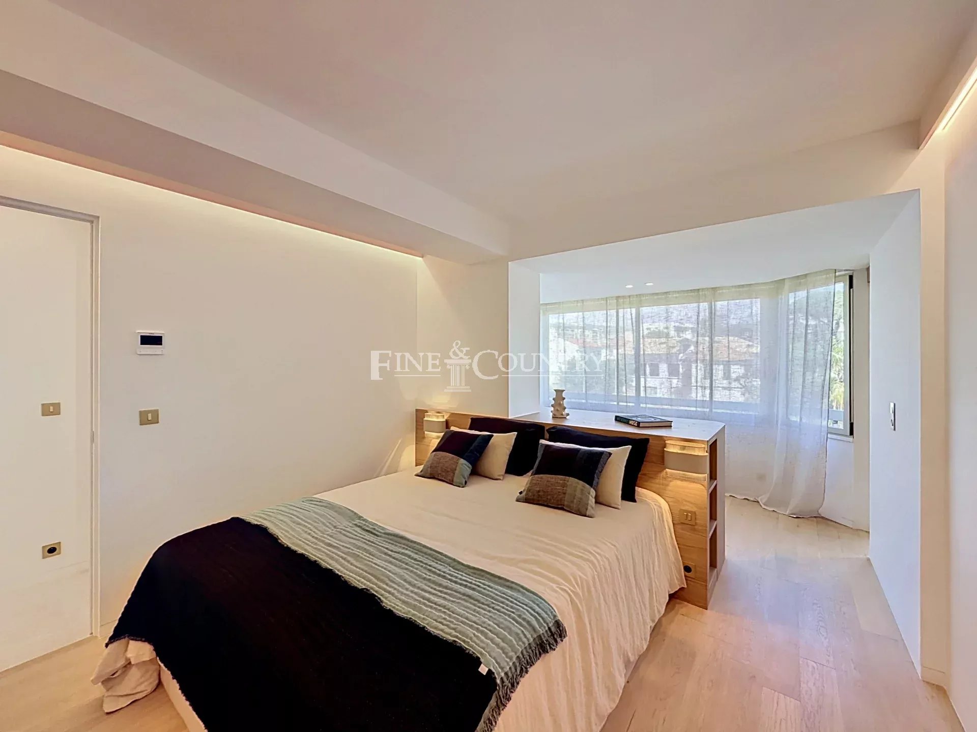 Photo of Apartment with Sea VIew and Pool For Sale in Palm Beach, Cannes