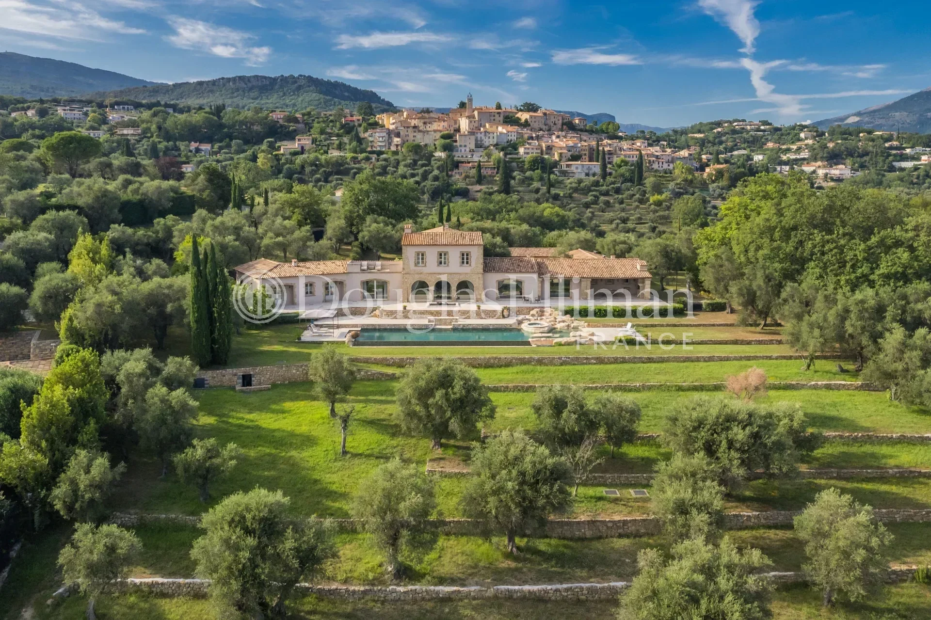 CHATEAUNEUF-DE-GRASSE : A Beautiful Bastide Style Villa with Pool and Panoramic Views - Picture n°3