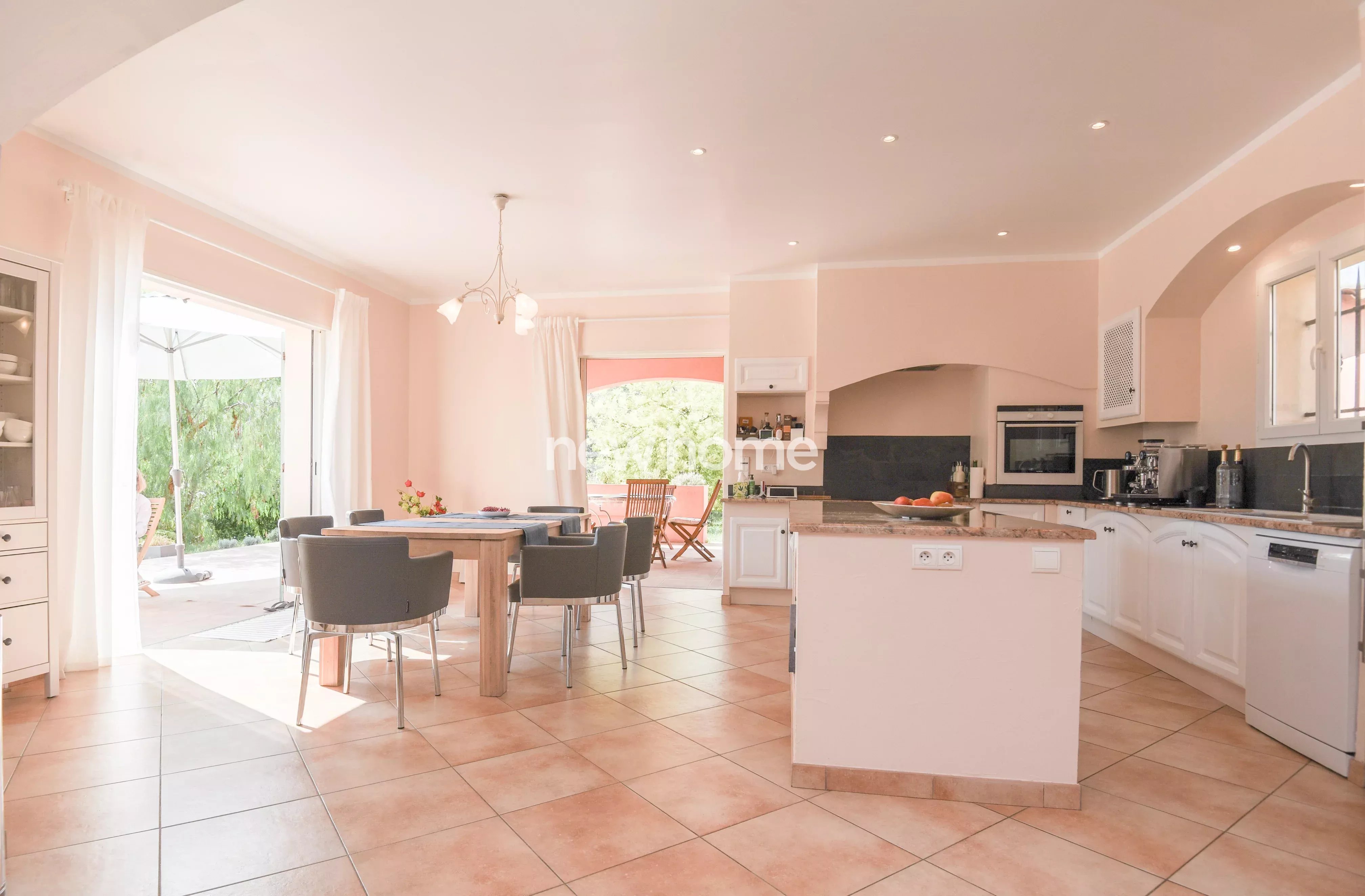 Proche de Lorgues, une villa provençale et lumineuse avec piscine et vue dégagée.