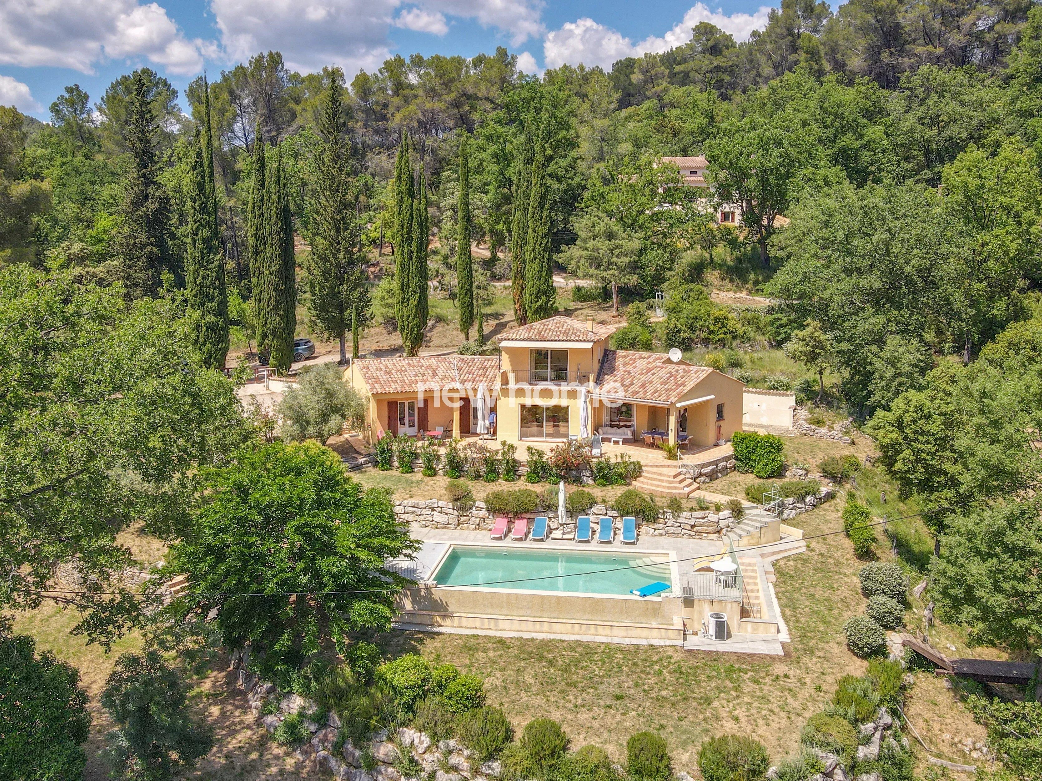 Ruime 4 slaapkamer villa aan een idyllisch riviertje