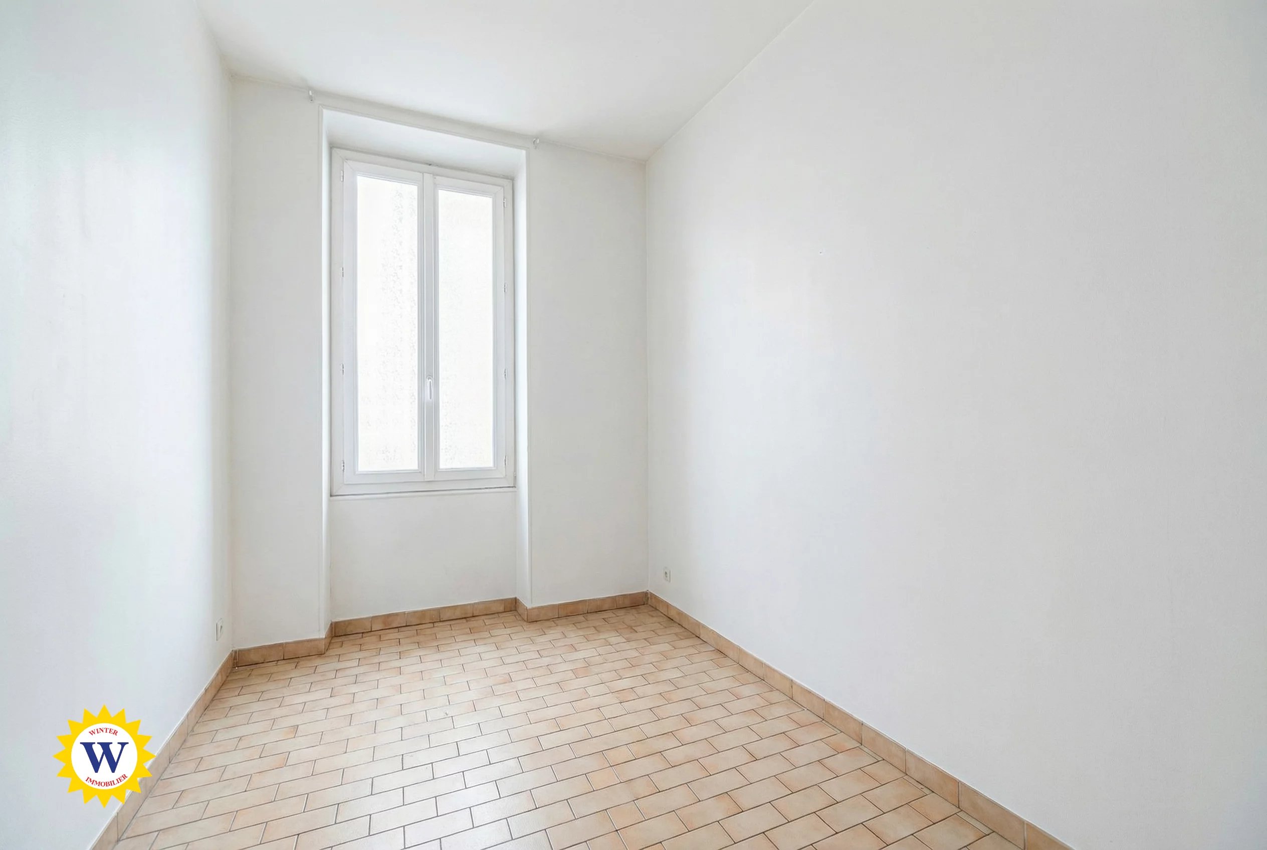 Appartement familial avec terrasse à rénover, proche gare et tram — photo 10