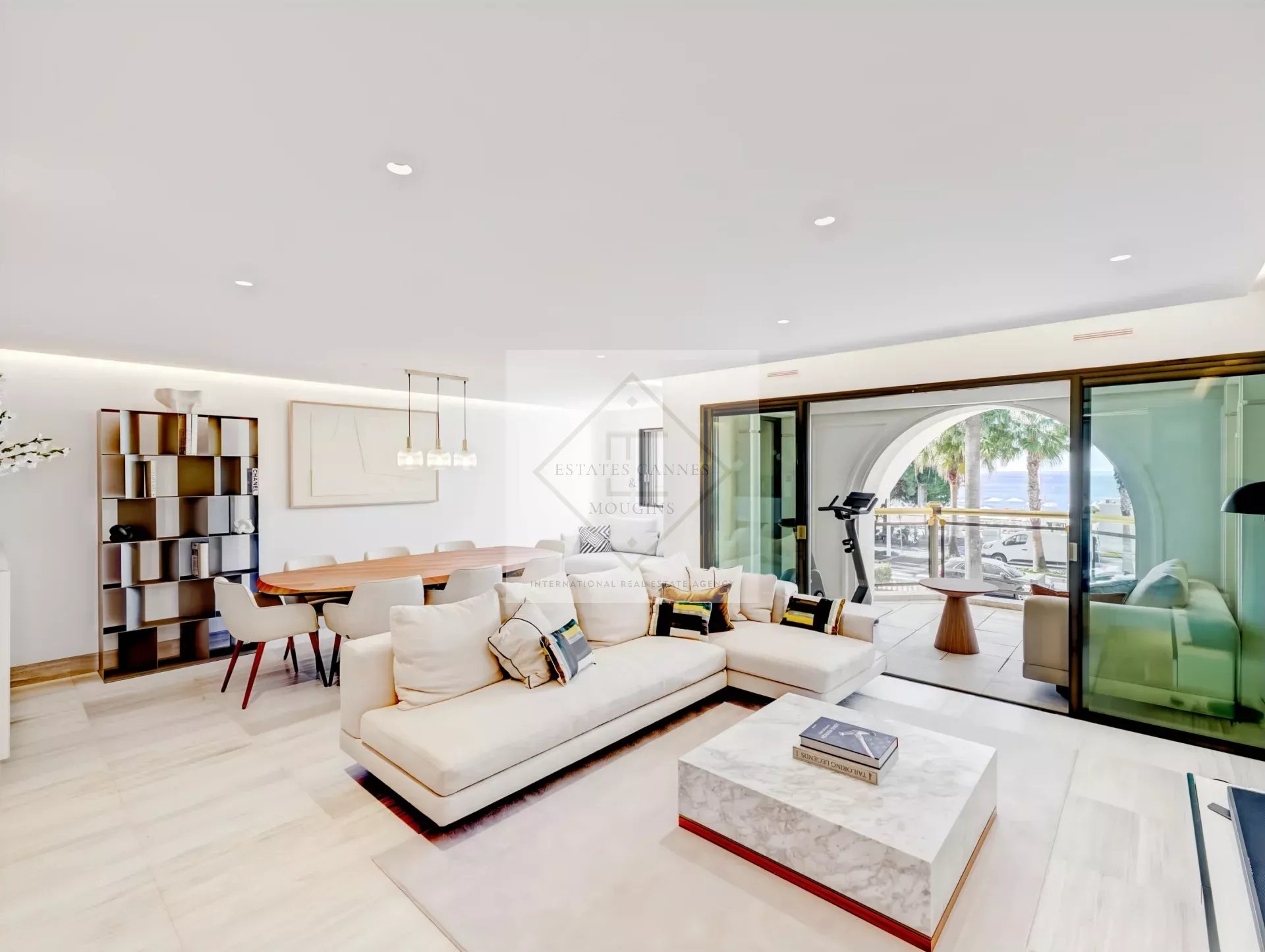 Cannes – Croisette : Appartement d’exception dans résidence historique avec vue mer panoramique — photo 27