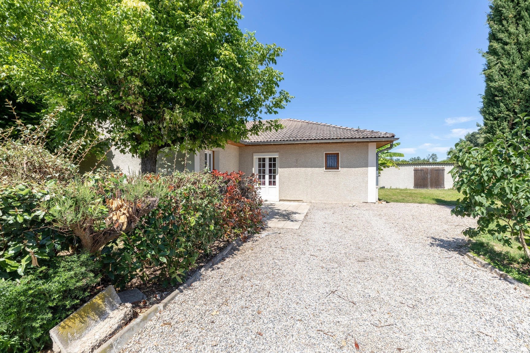 Maison familiale avec jardin arboré et piscine