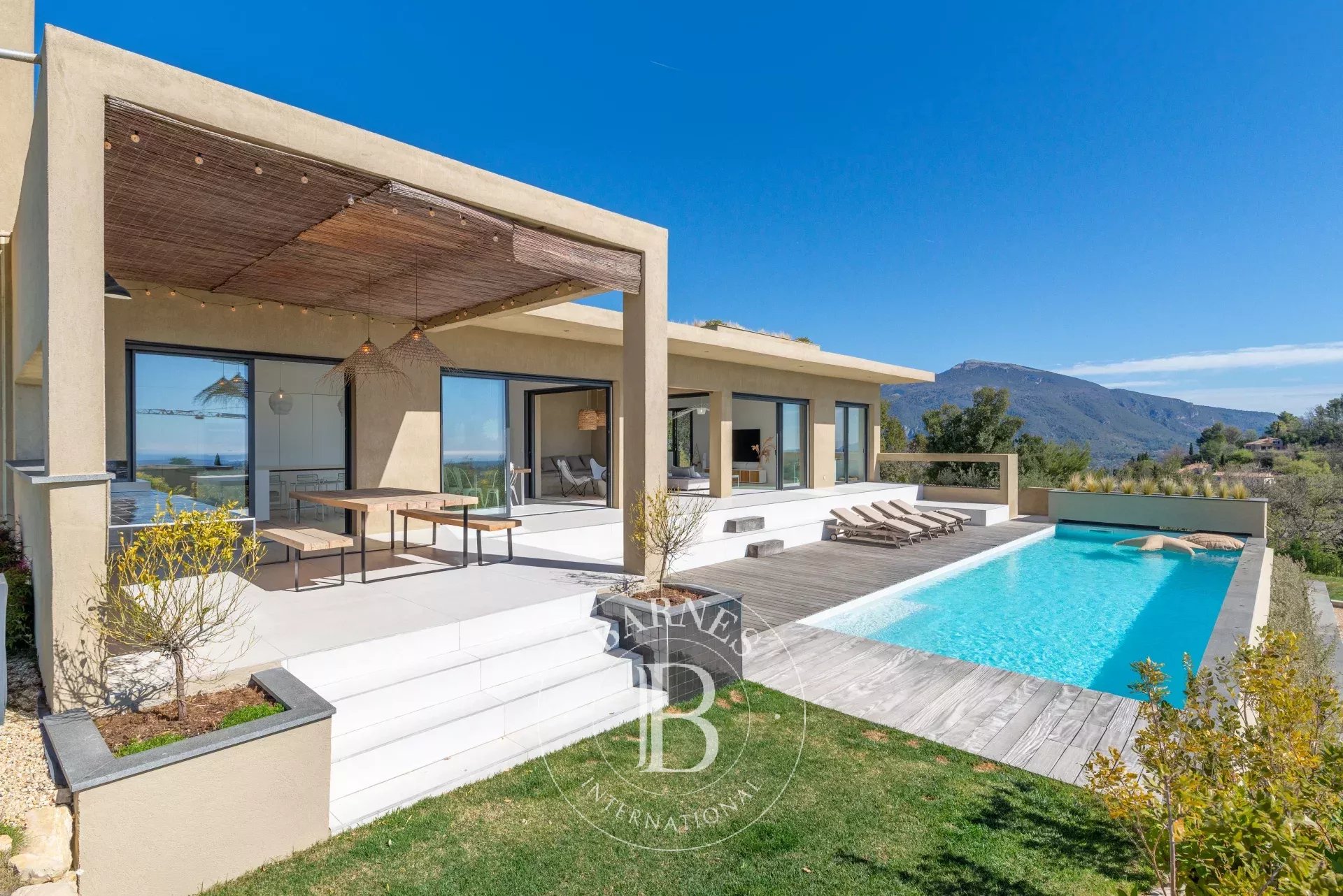 Beautiful contemporary property with breathtaking sea views