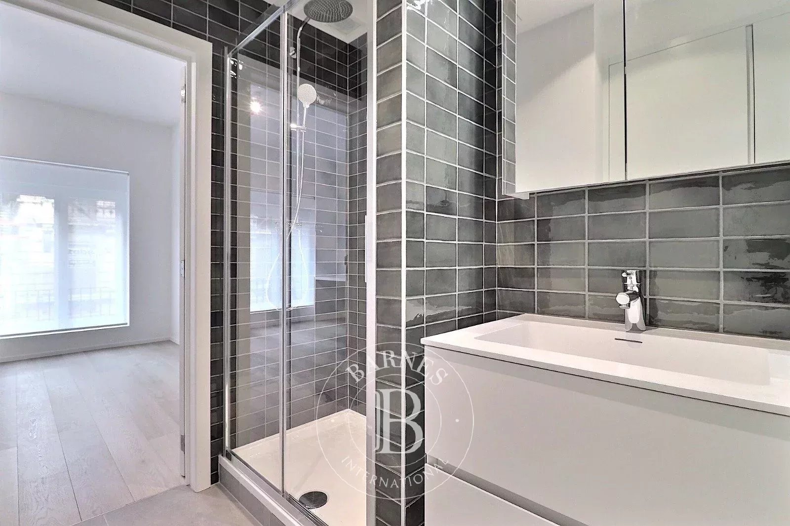 In the heart of Brussels - Renovated duplex 2bed + terrace + parking (optional)