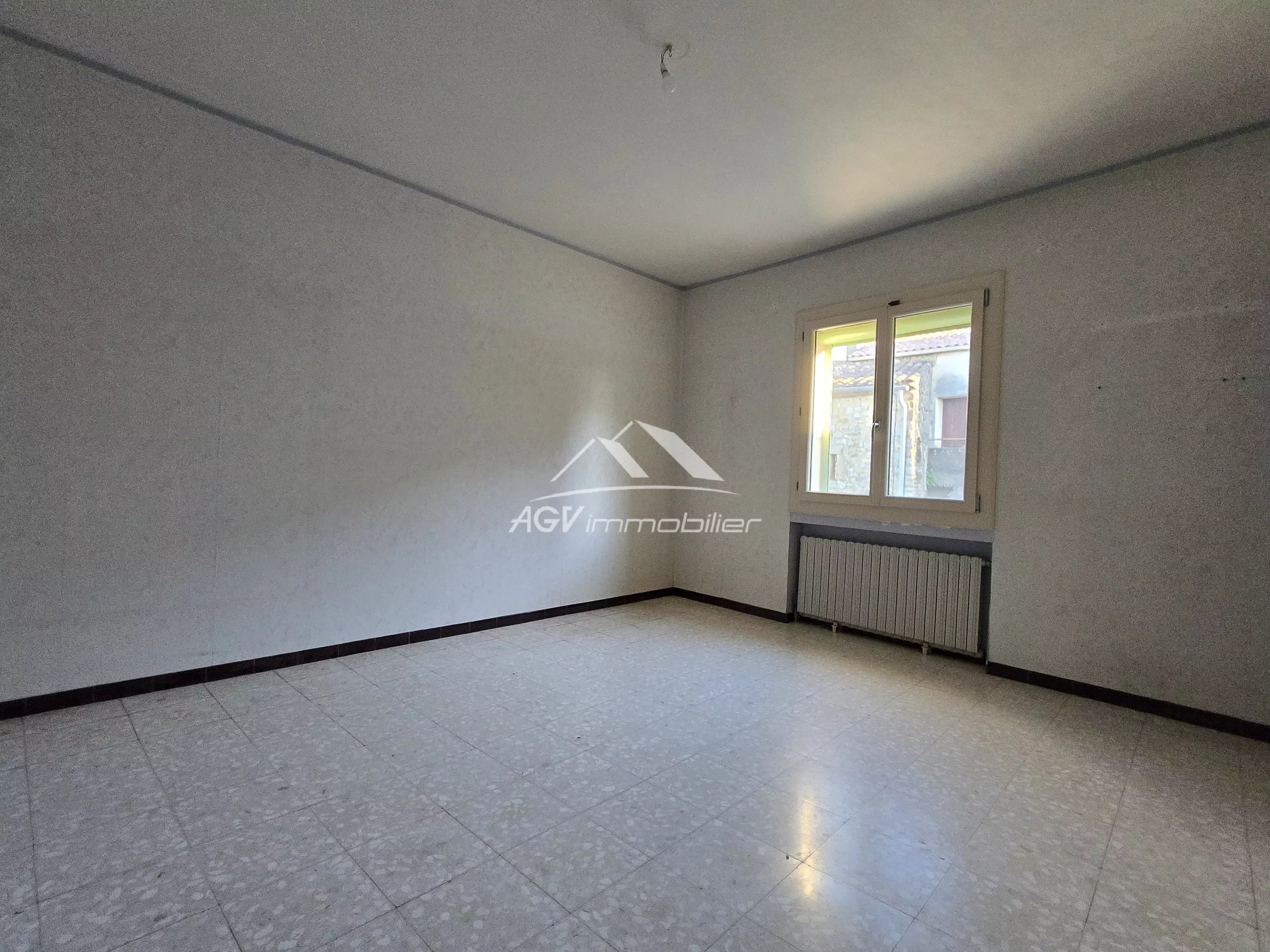 Maison en pierres, 2 logements,double garage