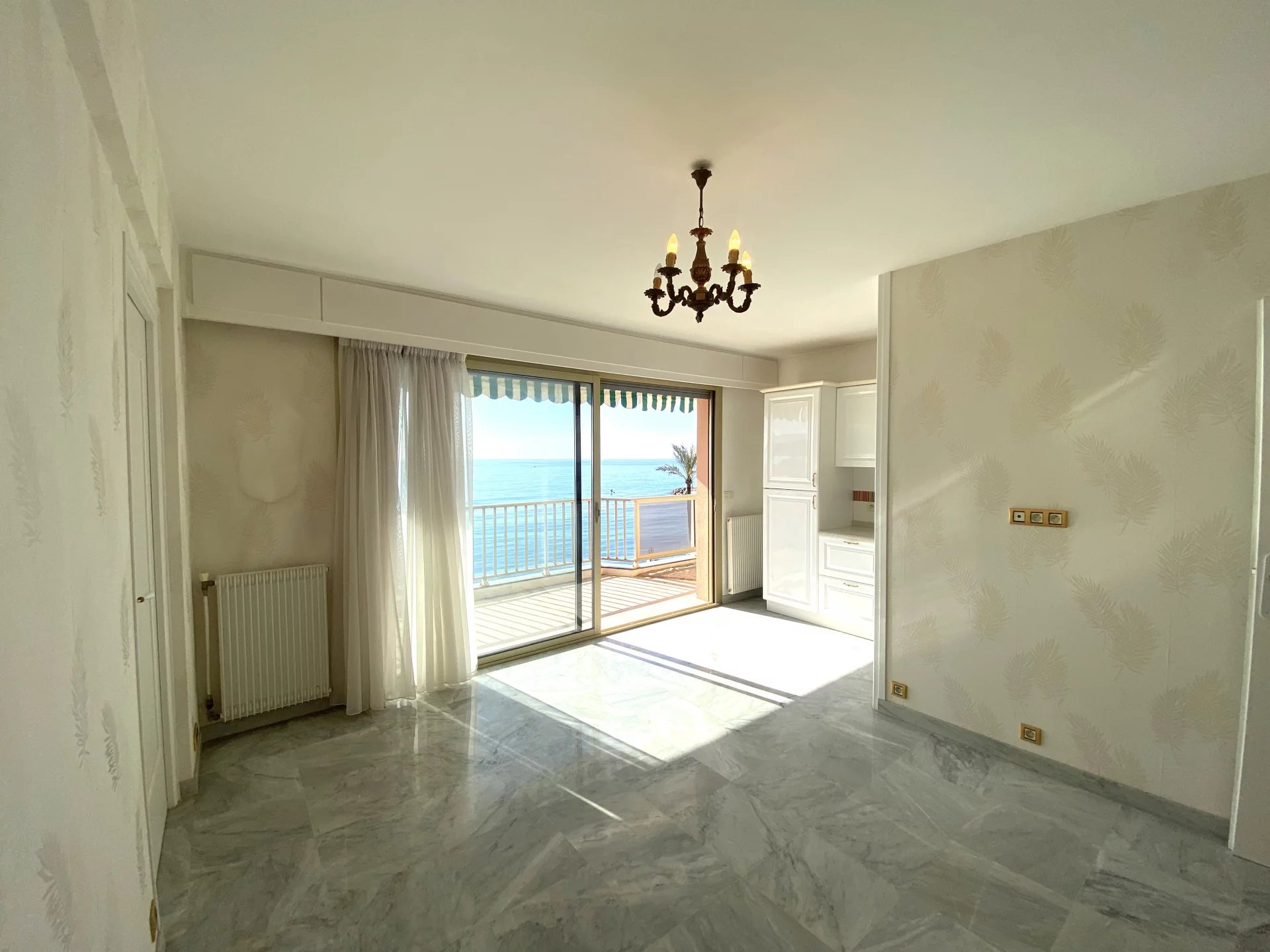 IN VENDITA ROQUEBRUNE CAP MARTIN - FRONTE MARE 2LOCALI 43MQ CON TERRAZZA 12MQ CANTINA