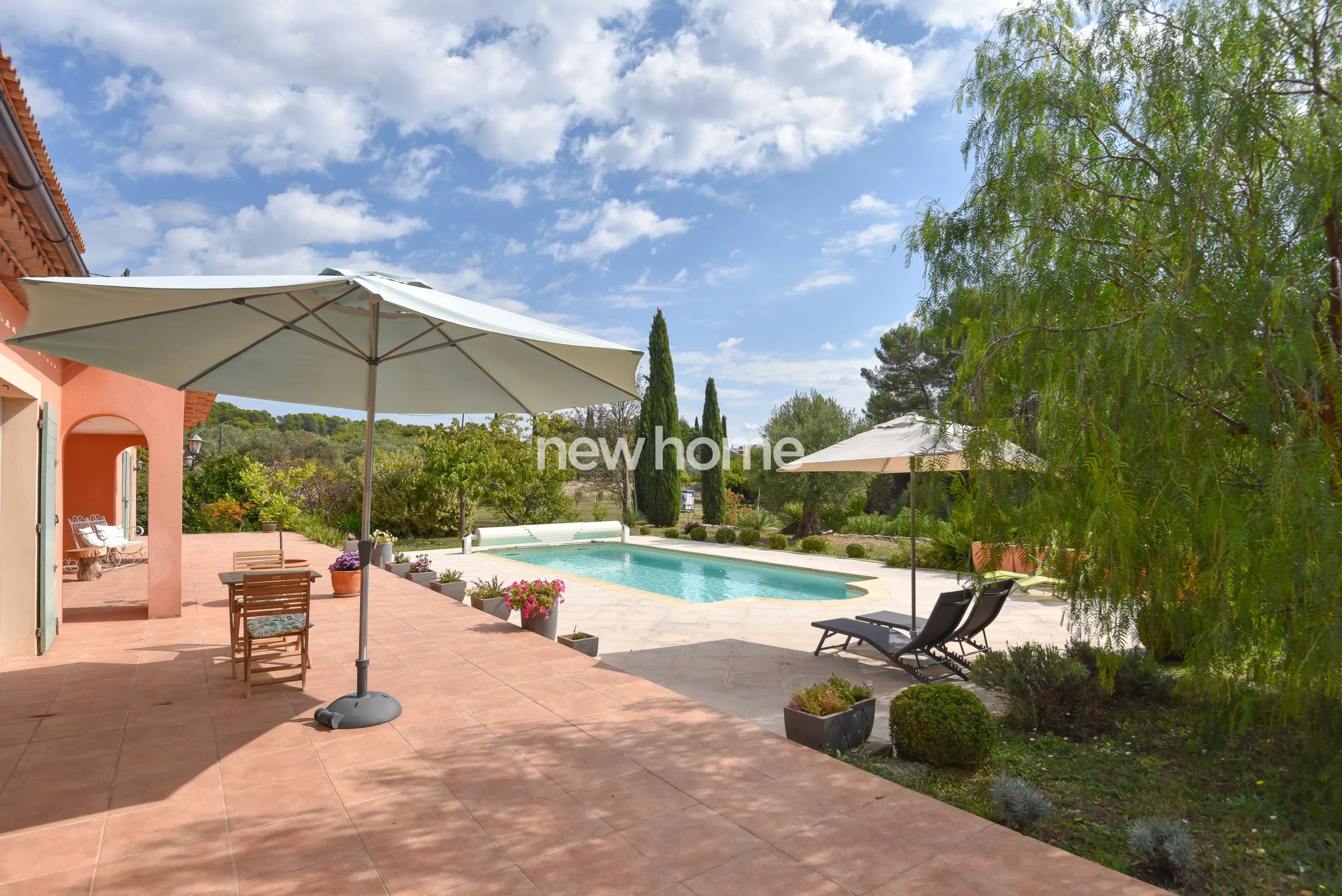 Proche de Lorgues, une villa provençale et lumineuse avec piscine et vue dégagée.