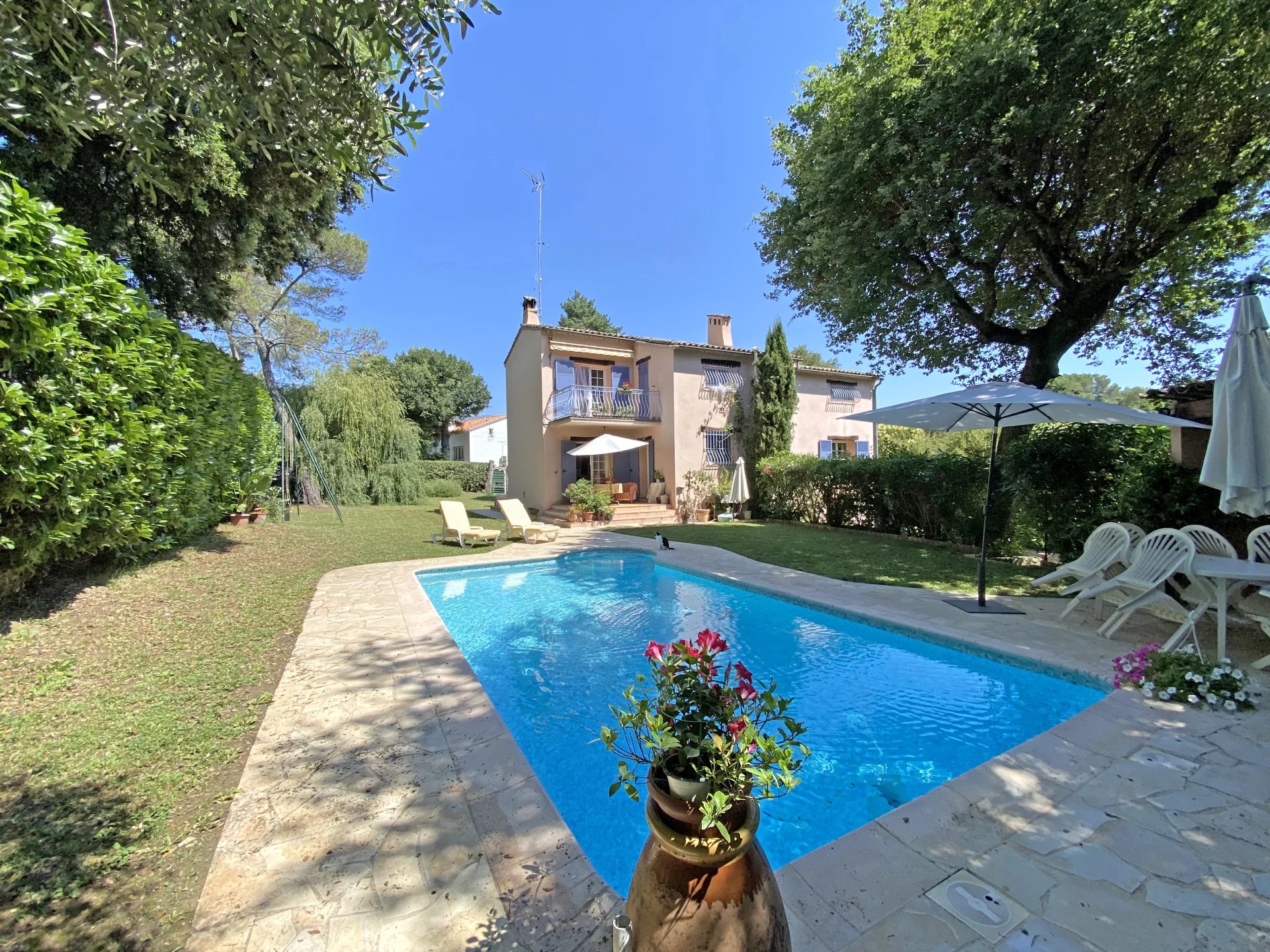 06330 ROQUEFORT-LES-PINS VILLA