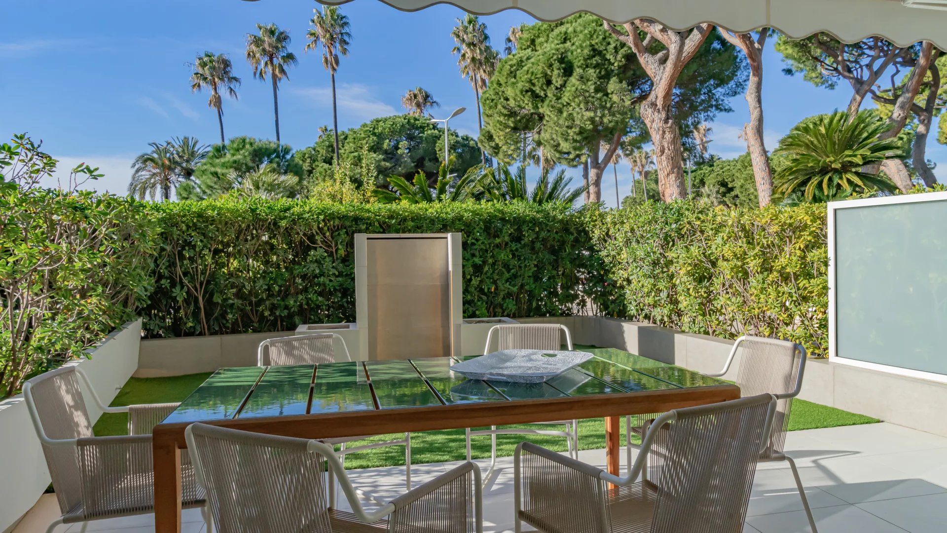 Cannes Croisette Contemporary luxury apartment facing the port