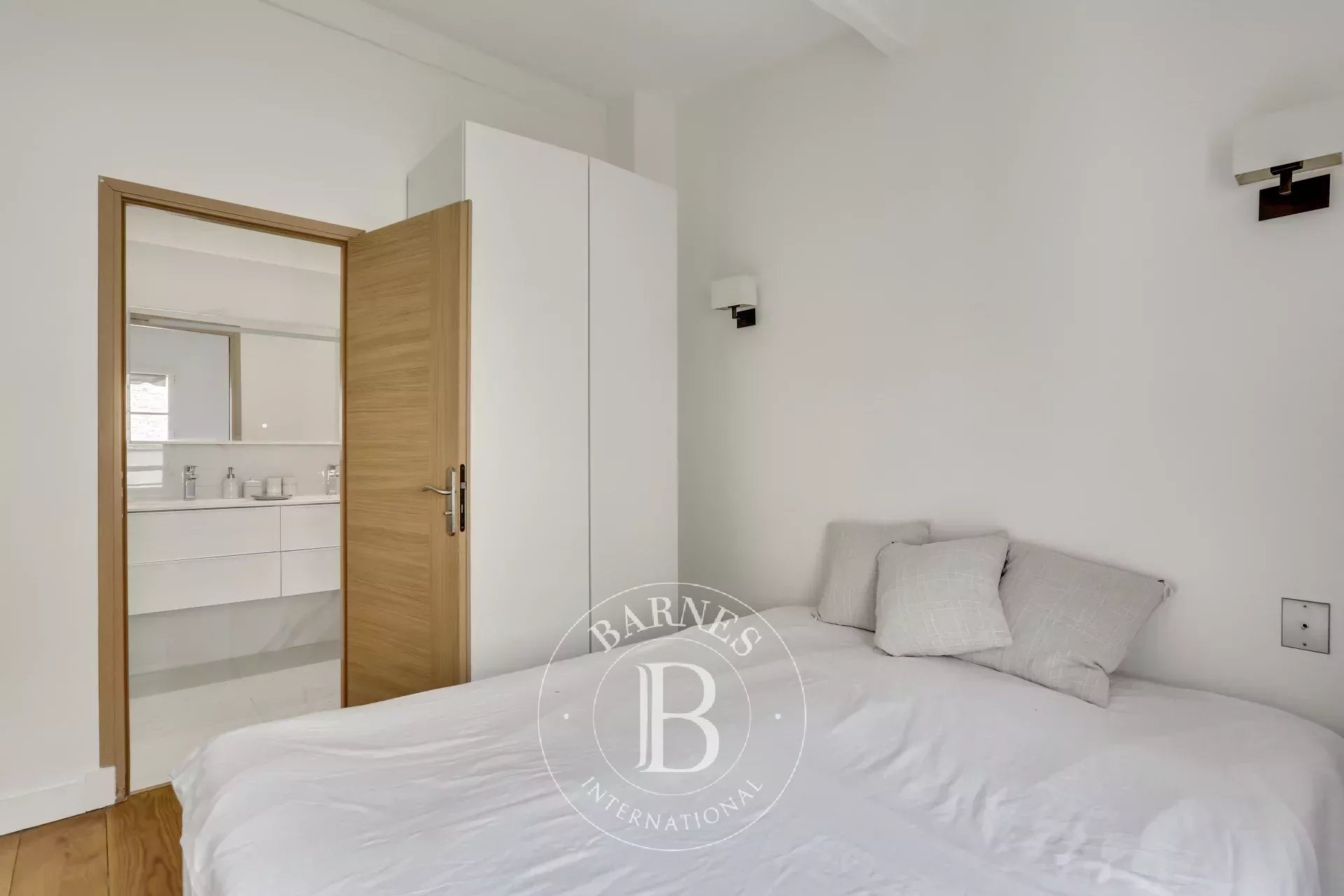 Paris 7 - Saints-Pères/Grenelle - top floor - quiet - picture 6