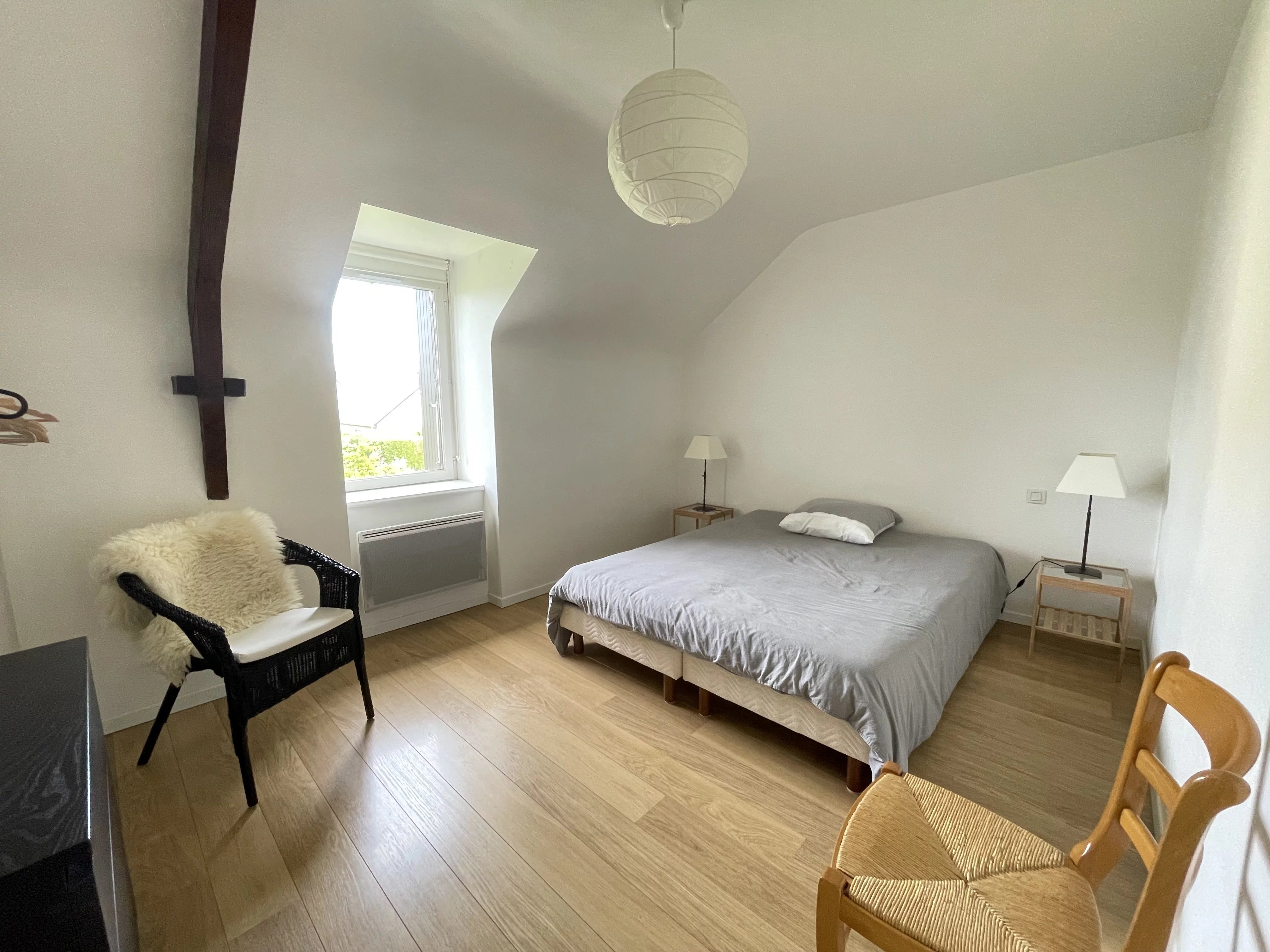 EMPLACEMENT IDÉAL À LANVALLAY – MAISON FAMILIALE AU CALME, PROCHE DES COMMODITÉS
