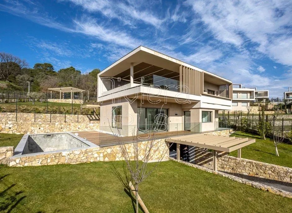 MOUGINS: Neue Villa mit Schwimmbad, gesicherte Domaine