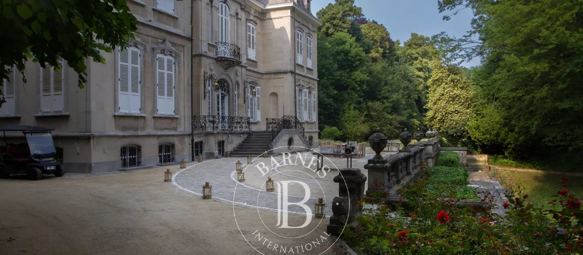 Magnificent Château set in over 4 hectares of parkland