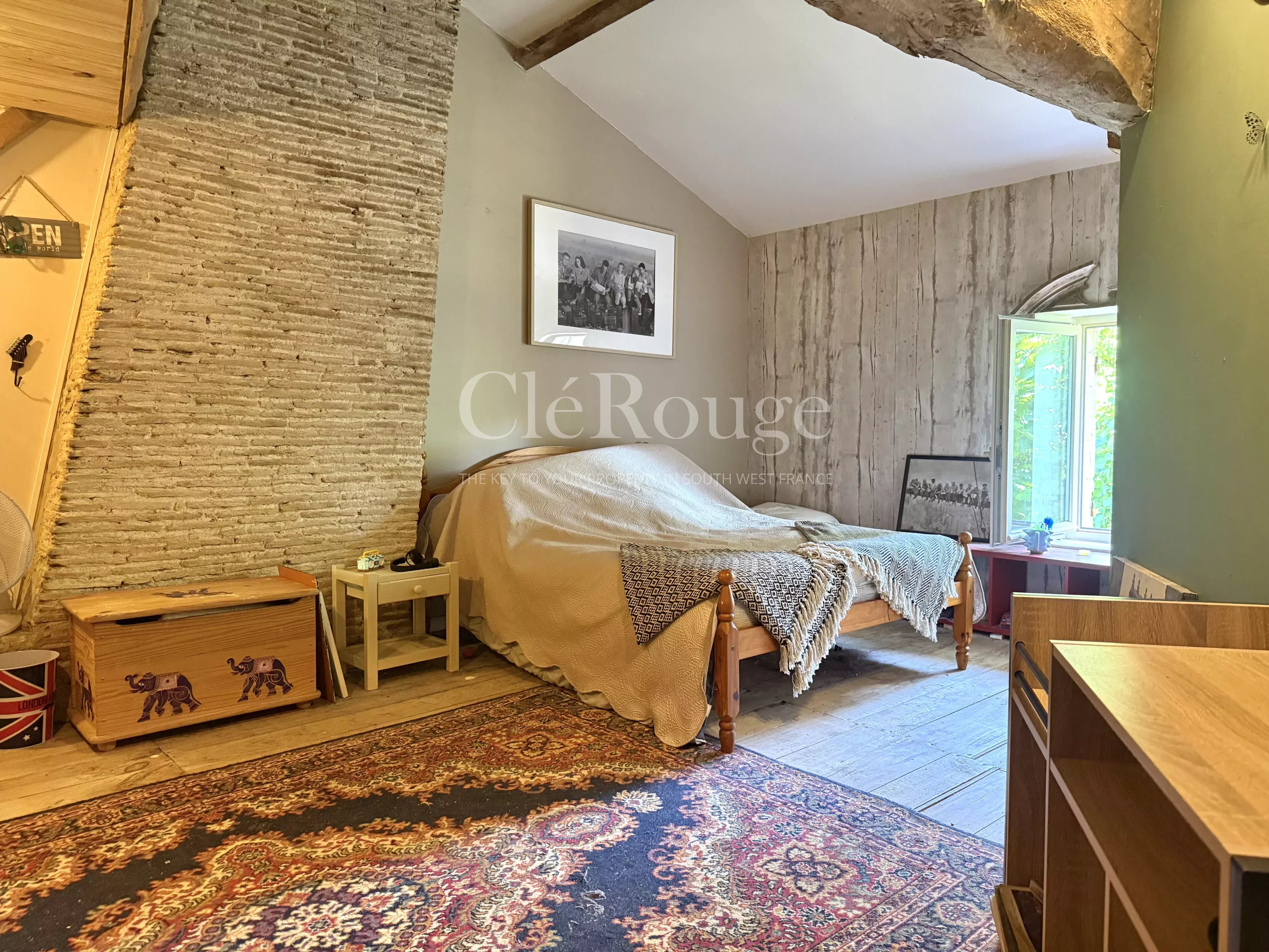 15 minutes from Monségur – Stunning 5-bedroom stone property