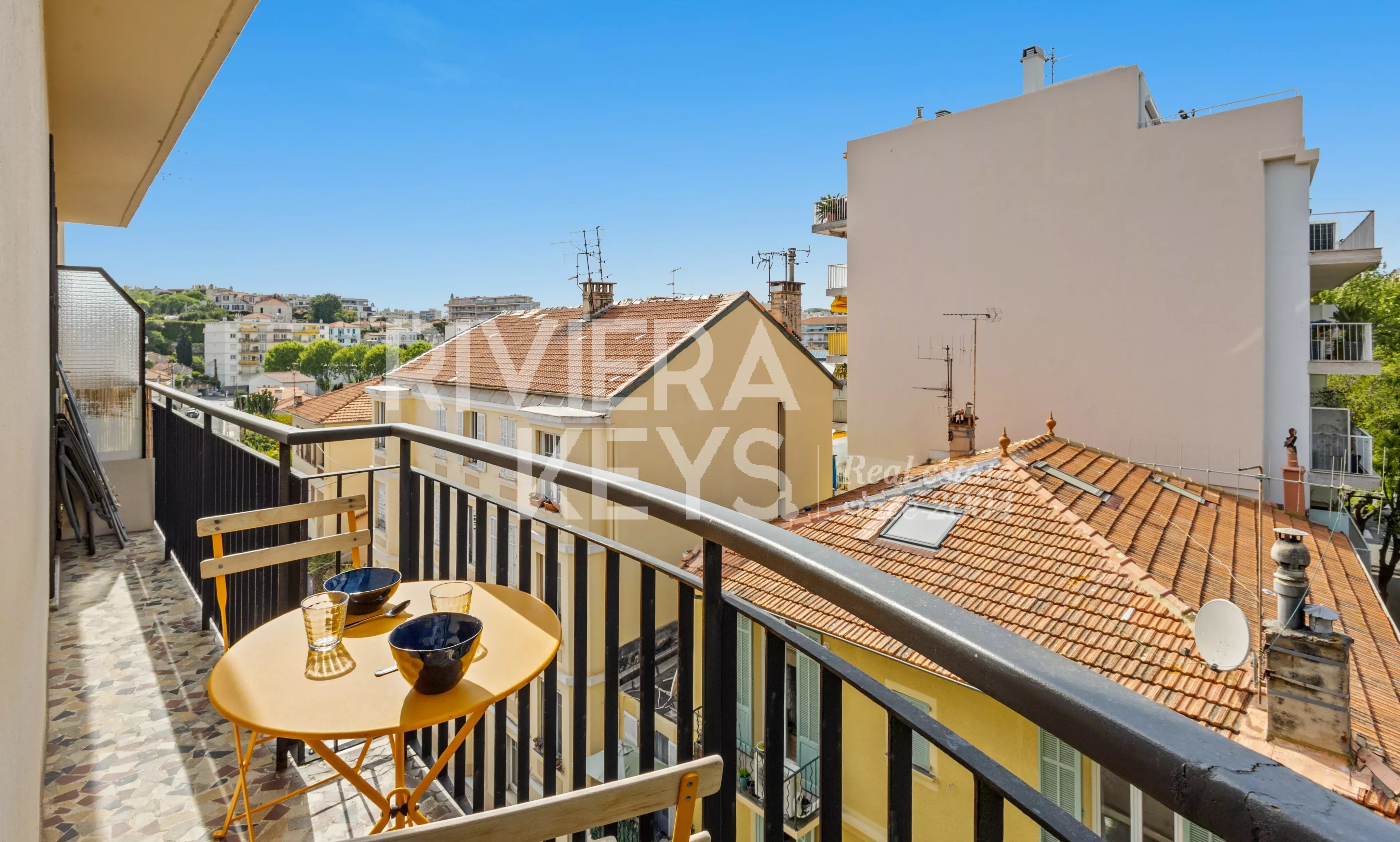ANTIBES – Ilette: Helle 3-Zimmer-Eckwohnung mit Balkon zwei Schlafzimmern
