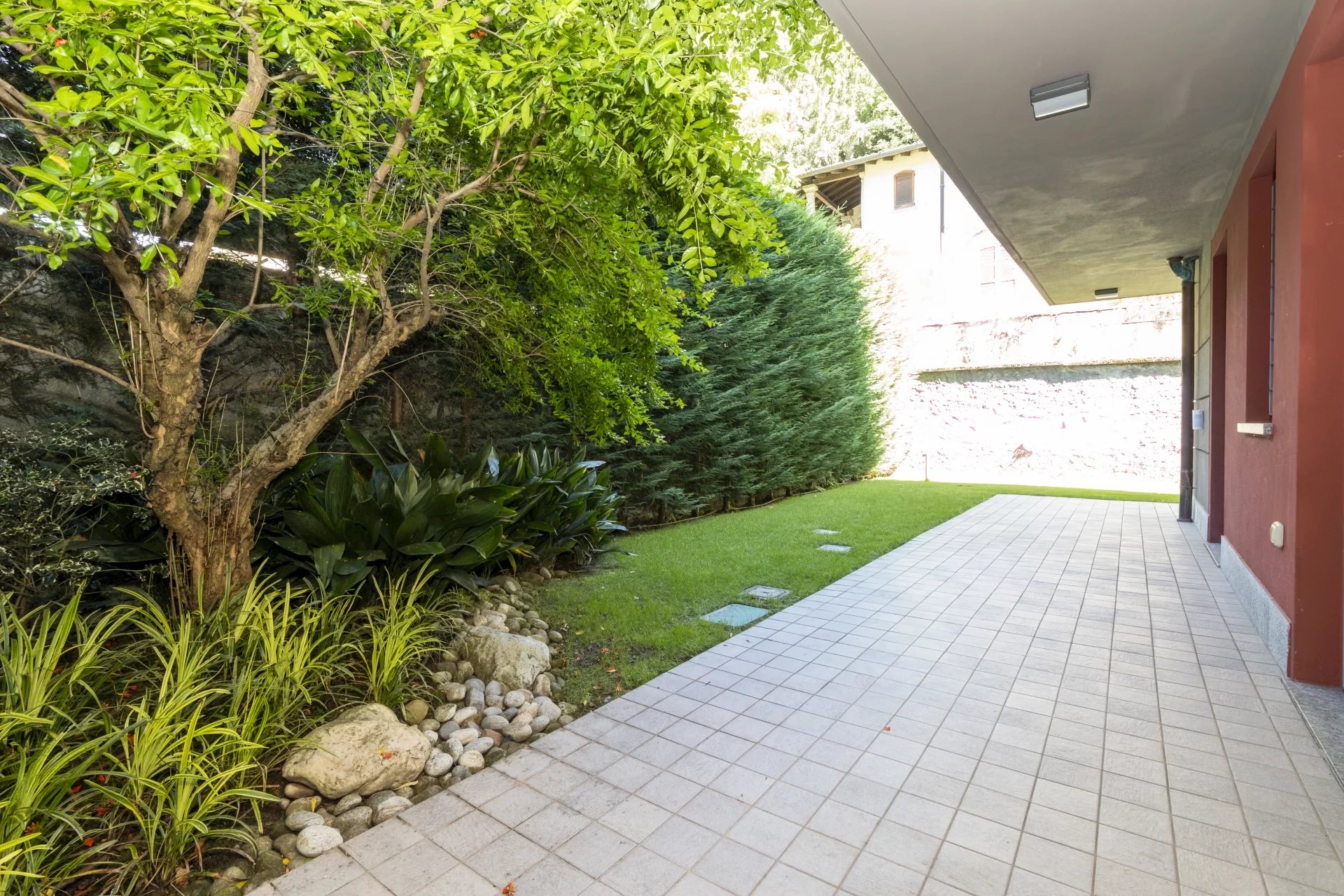 TRILOCALE CON GIARDINO PRIVATO SU TRE LATI IN CLASSE A1