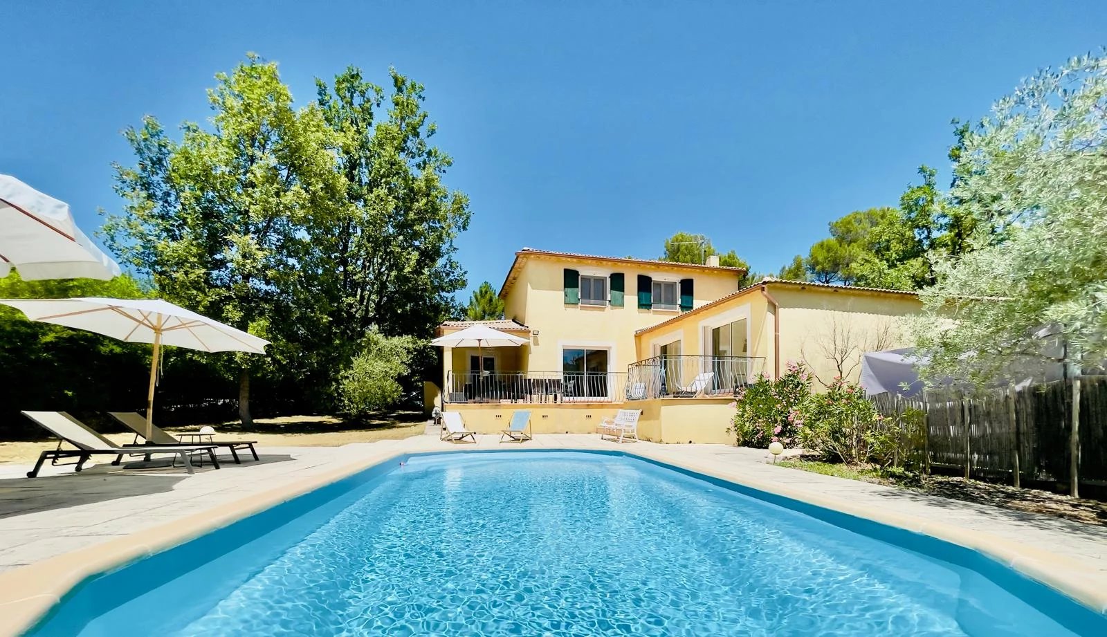 Villa 6 Pièces ·  153 m² · Piscine - Terrain 2192m²
